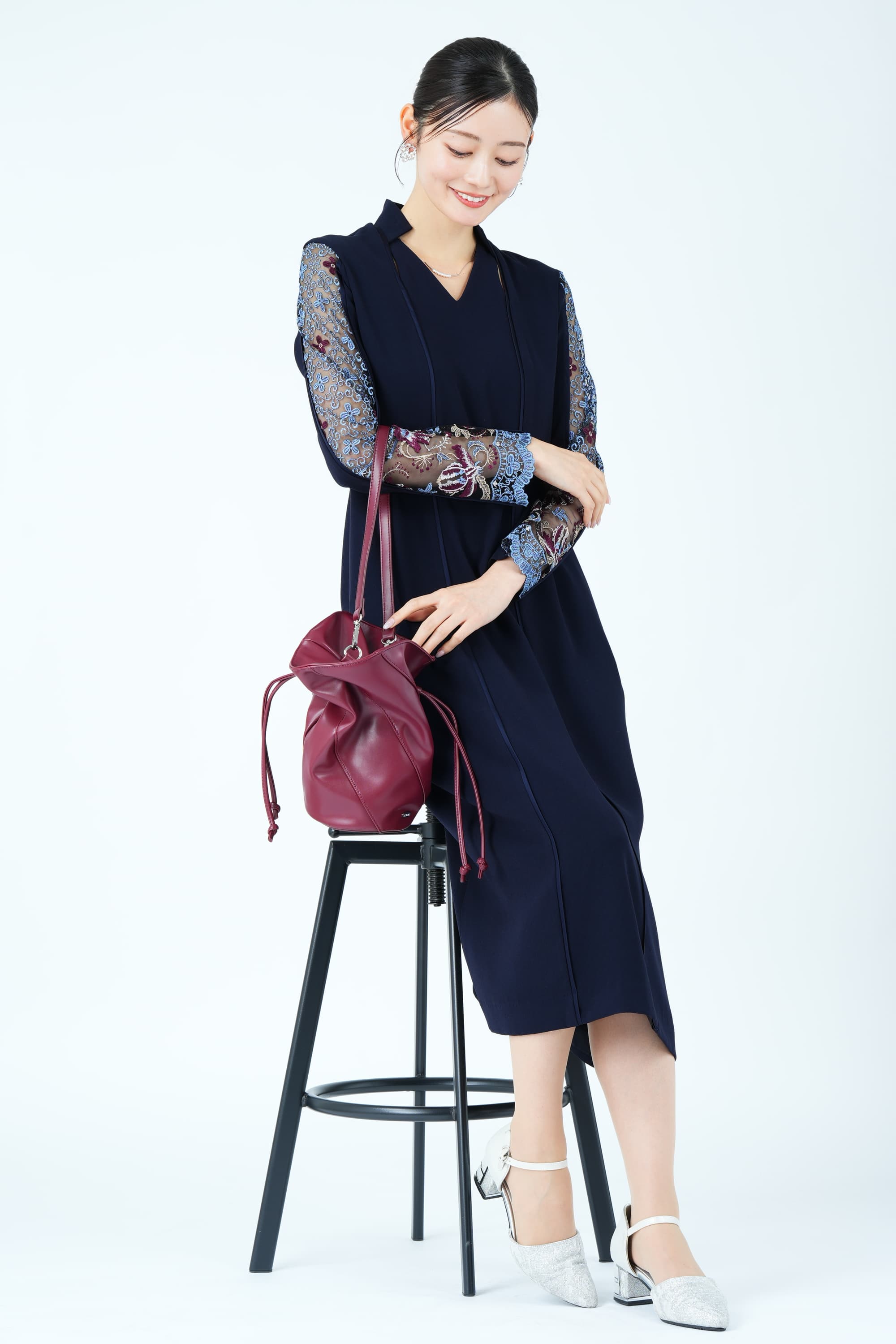 ペタルカラー刺繍スリーブネイビードレス