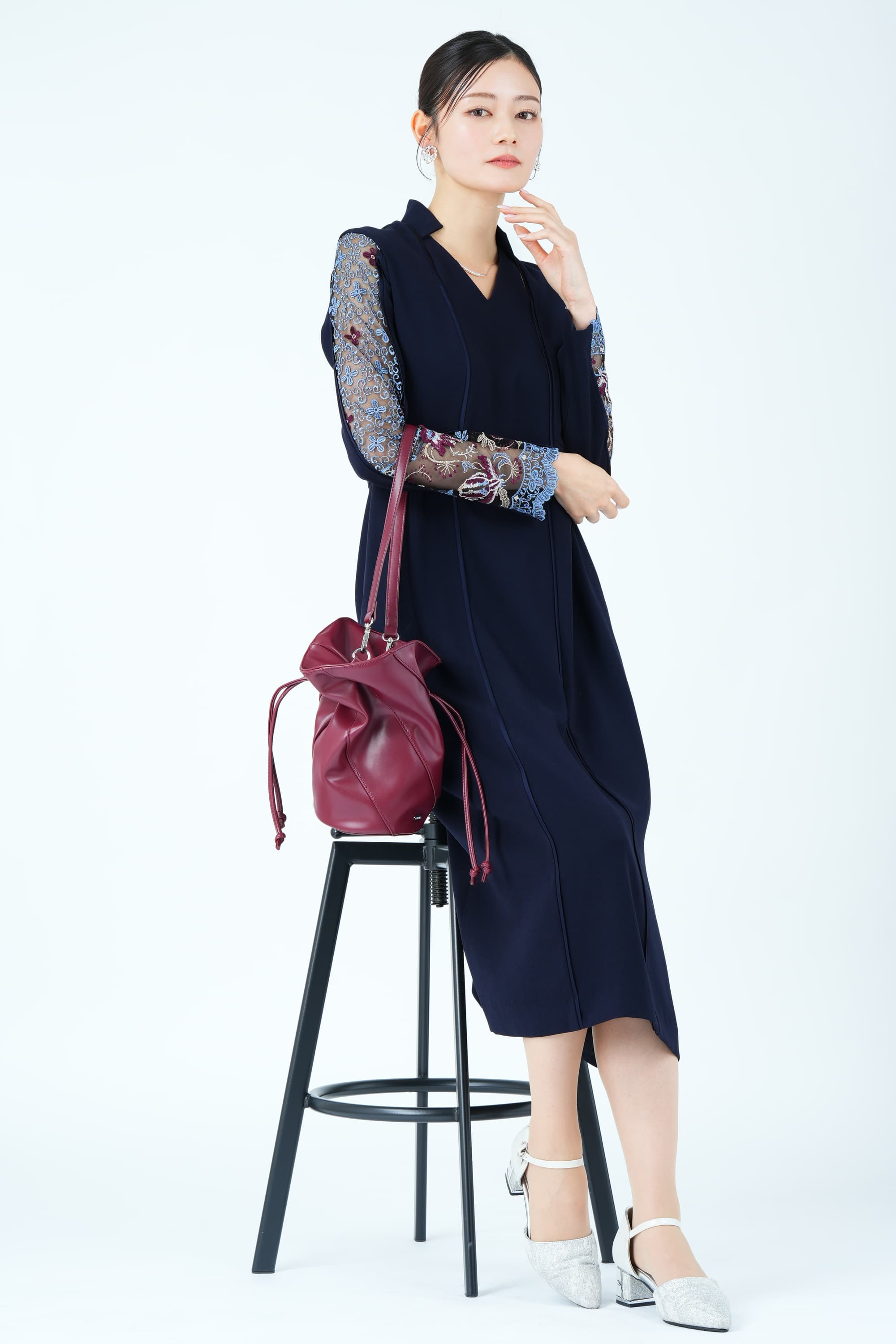 ペタルカラー刺繍スリーブネイビードレス