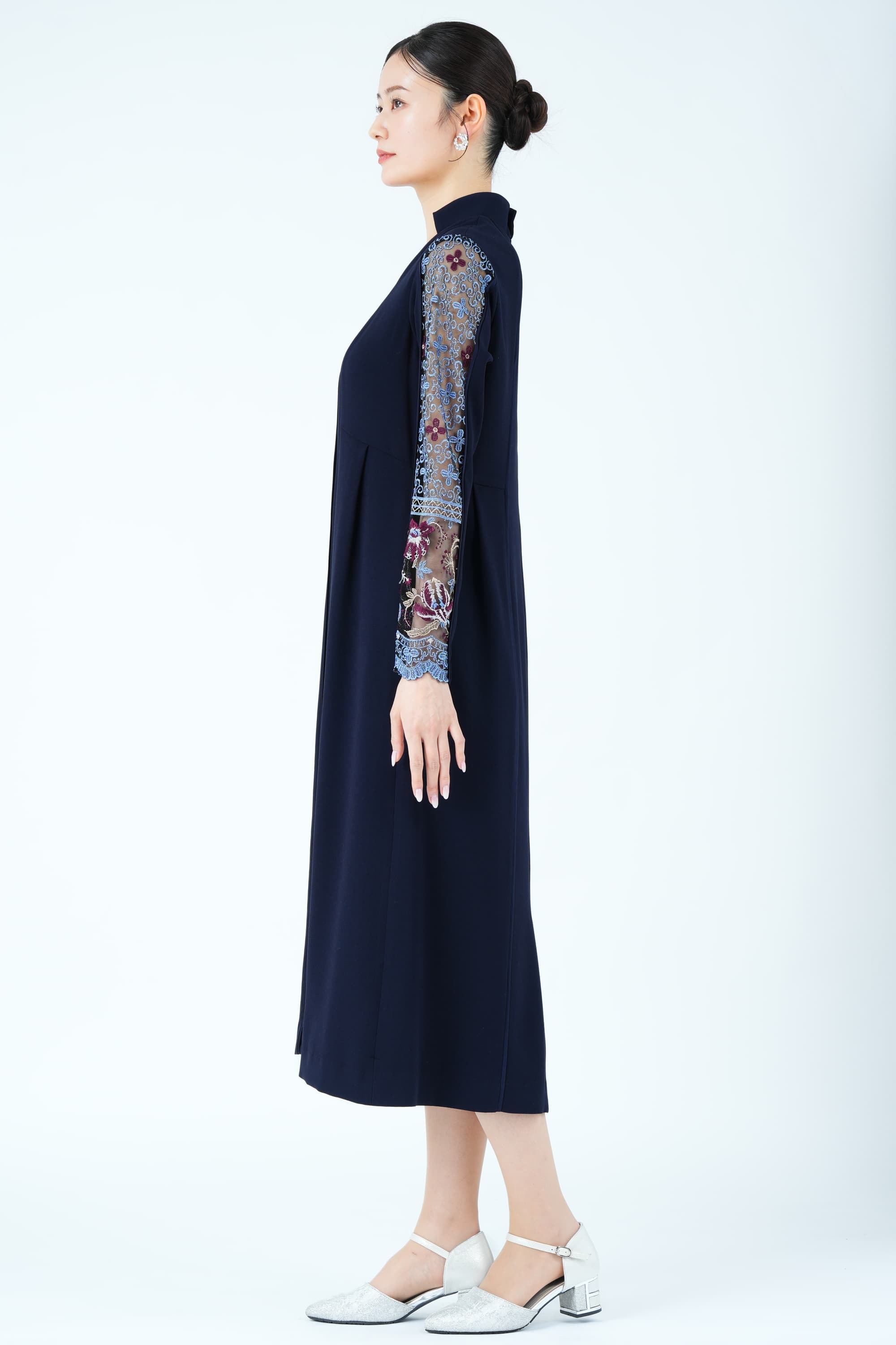 ペタルカラー刺繍スリーブネイビードレス