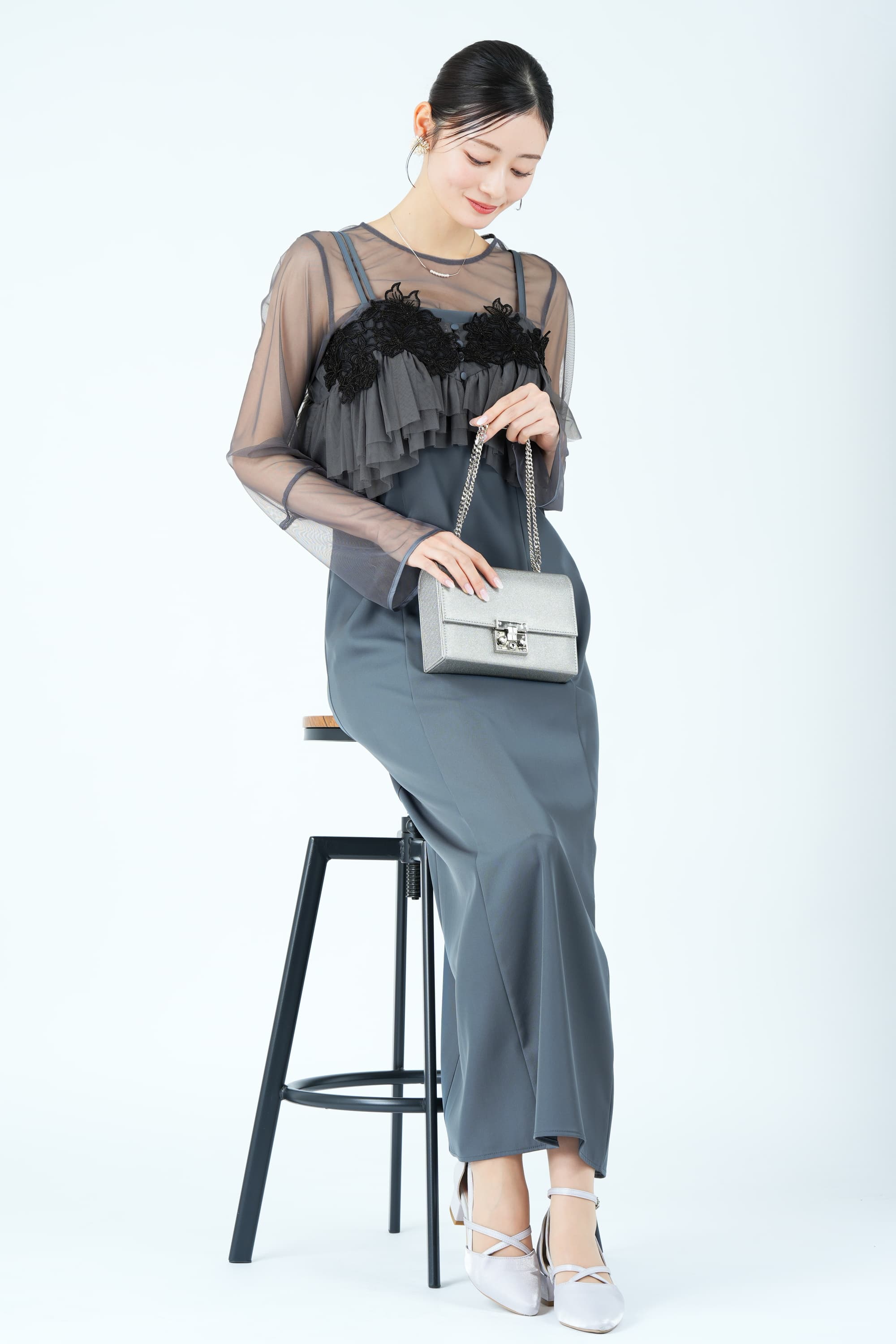 ペタルモチーフ刺繍レイヤードブルーグレードレス