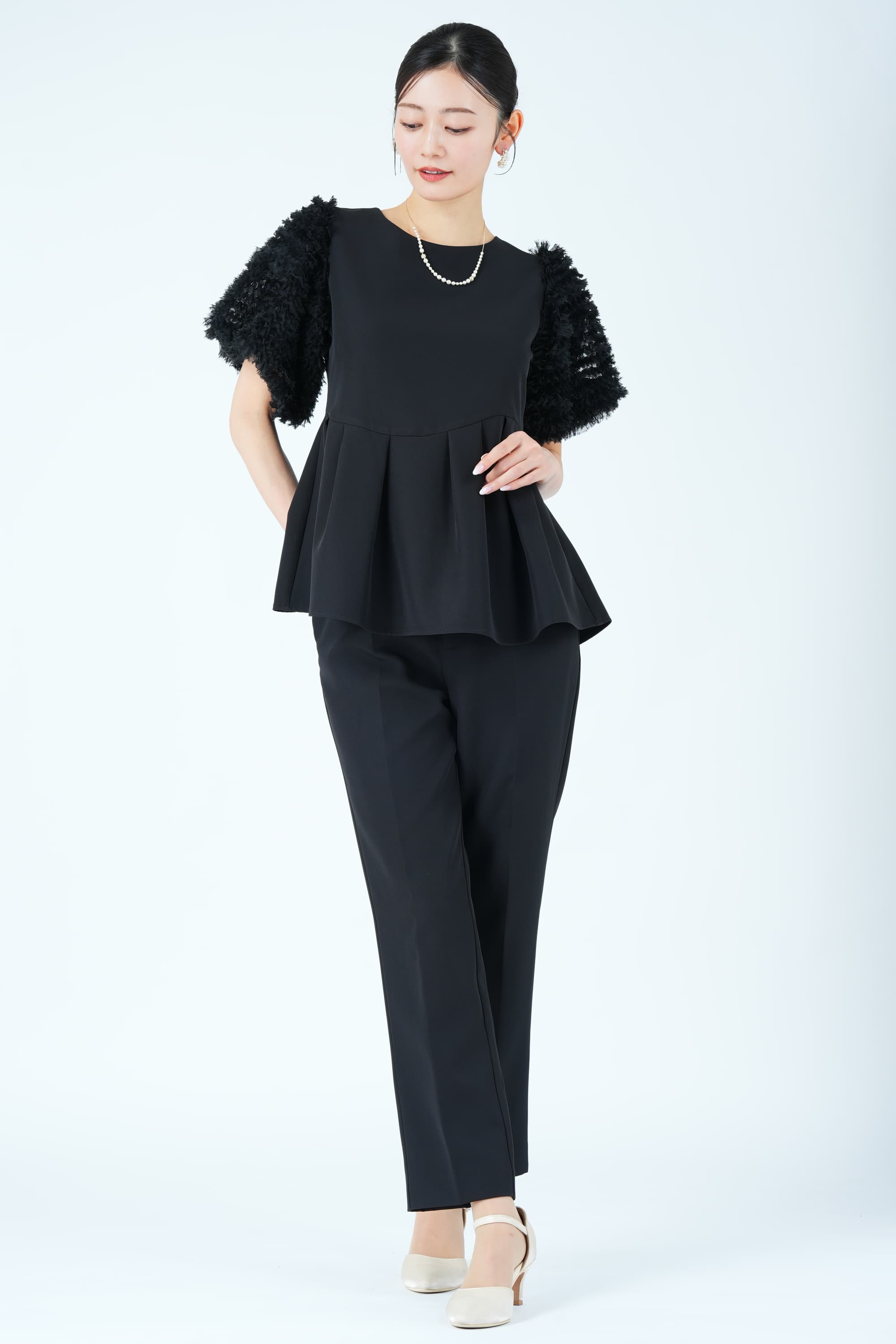 フェザースリーブペプラムブラックパンツドレス