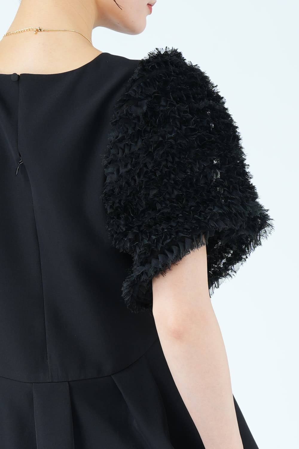 フェザースリーブペプラムブラックパンツドレス