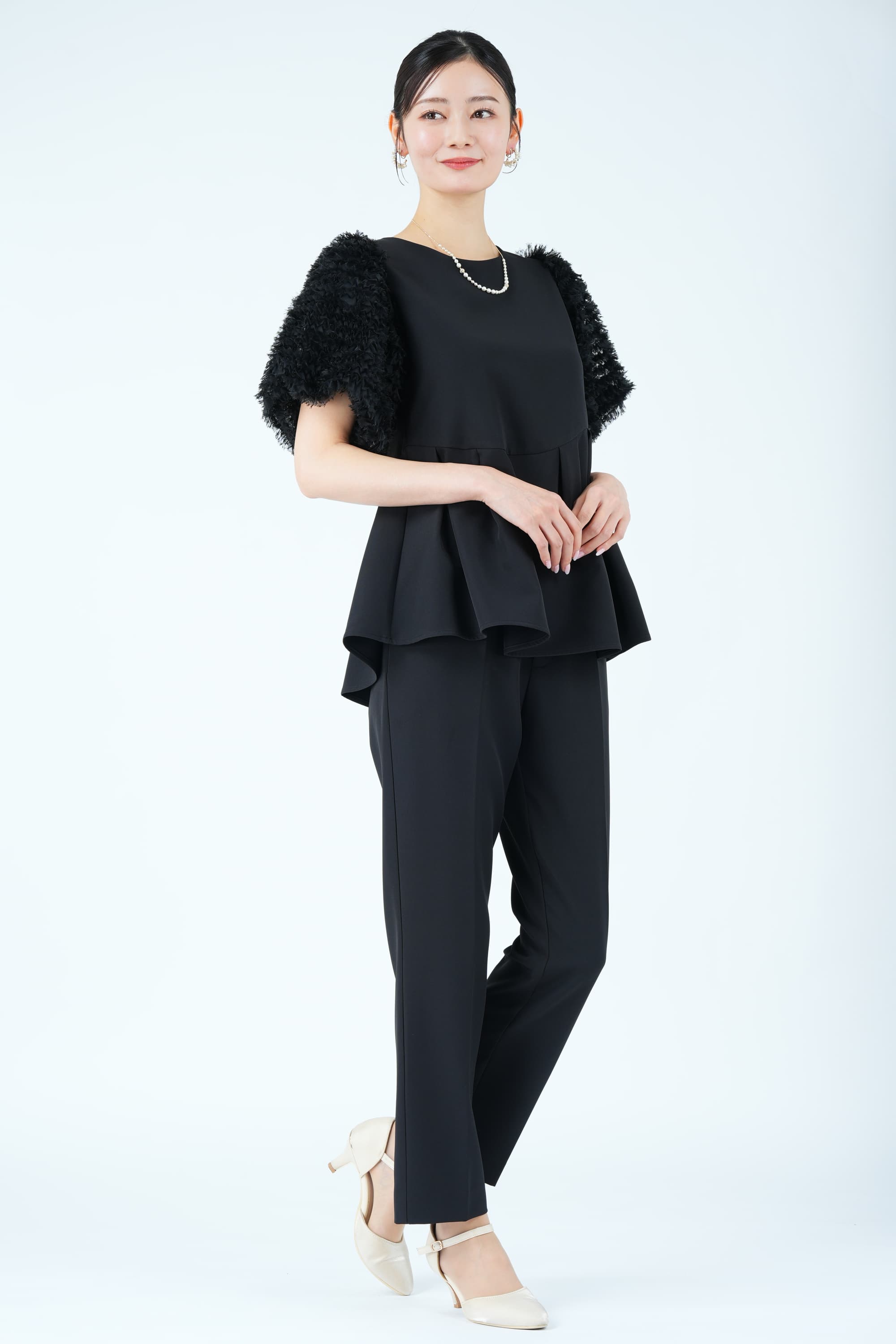 フェザースリーブペプラムブラックパンツドレス