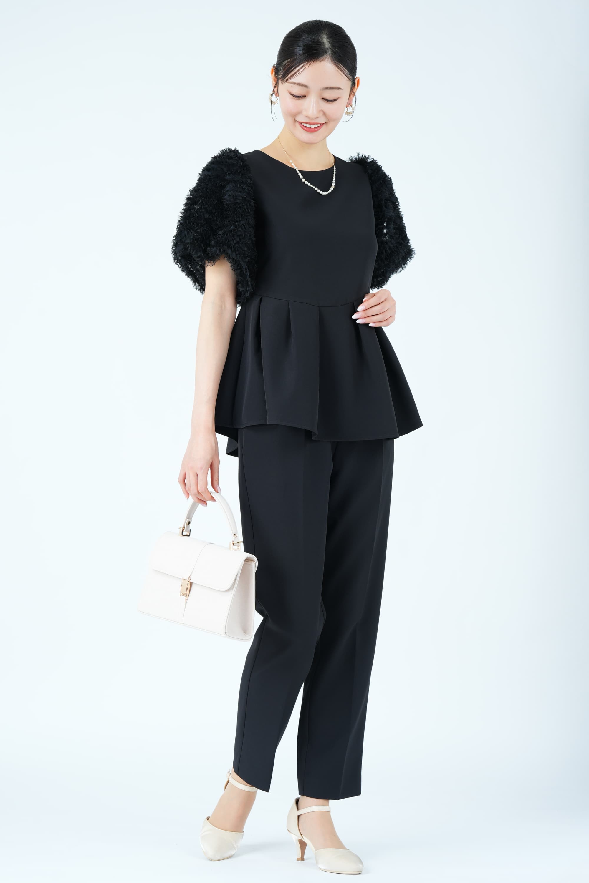 フェザースリーブペプラムブラックパンツドレス