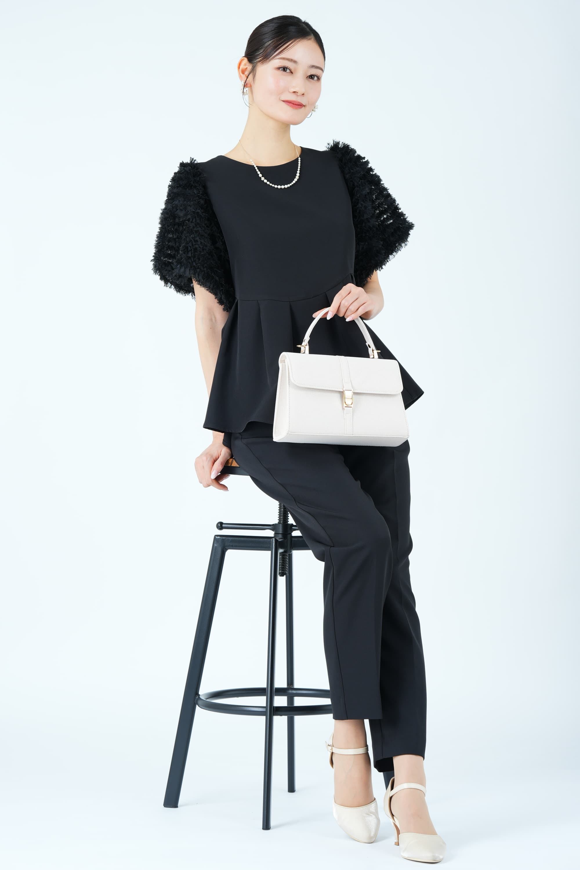 フェザースリーブペプラムブラックパンツドレス