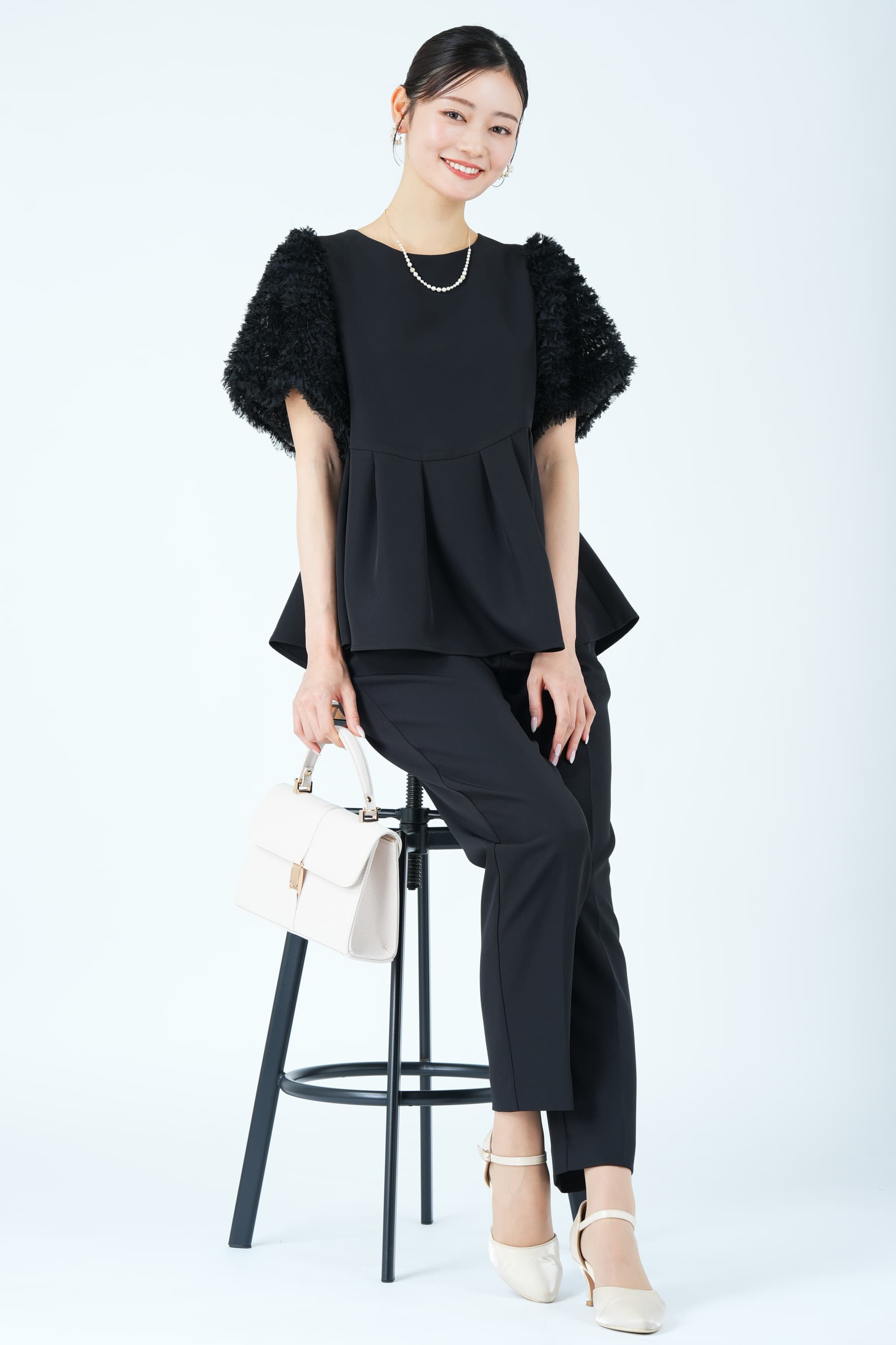 フェザースリーブペプラムブラックパンツドレス
