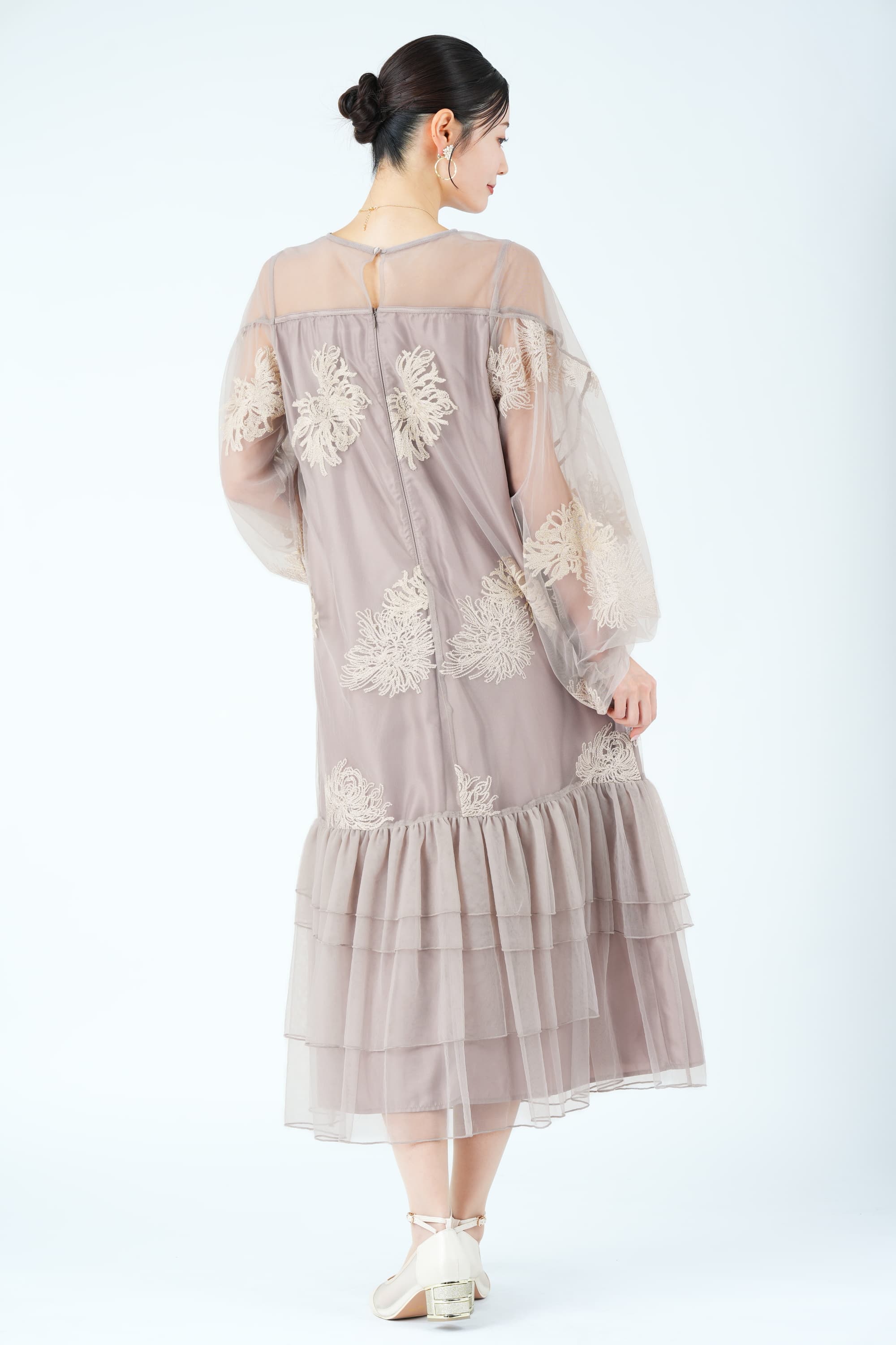花刺繍バルーンスリーブグレイッシュベージュドレス