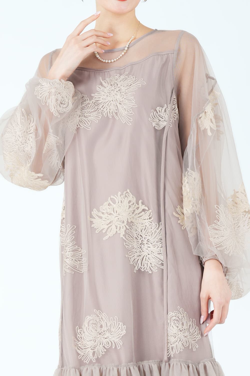花刺繍バルーンスリーブグレイッシュベージュドレス