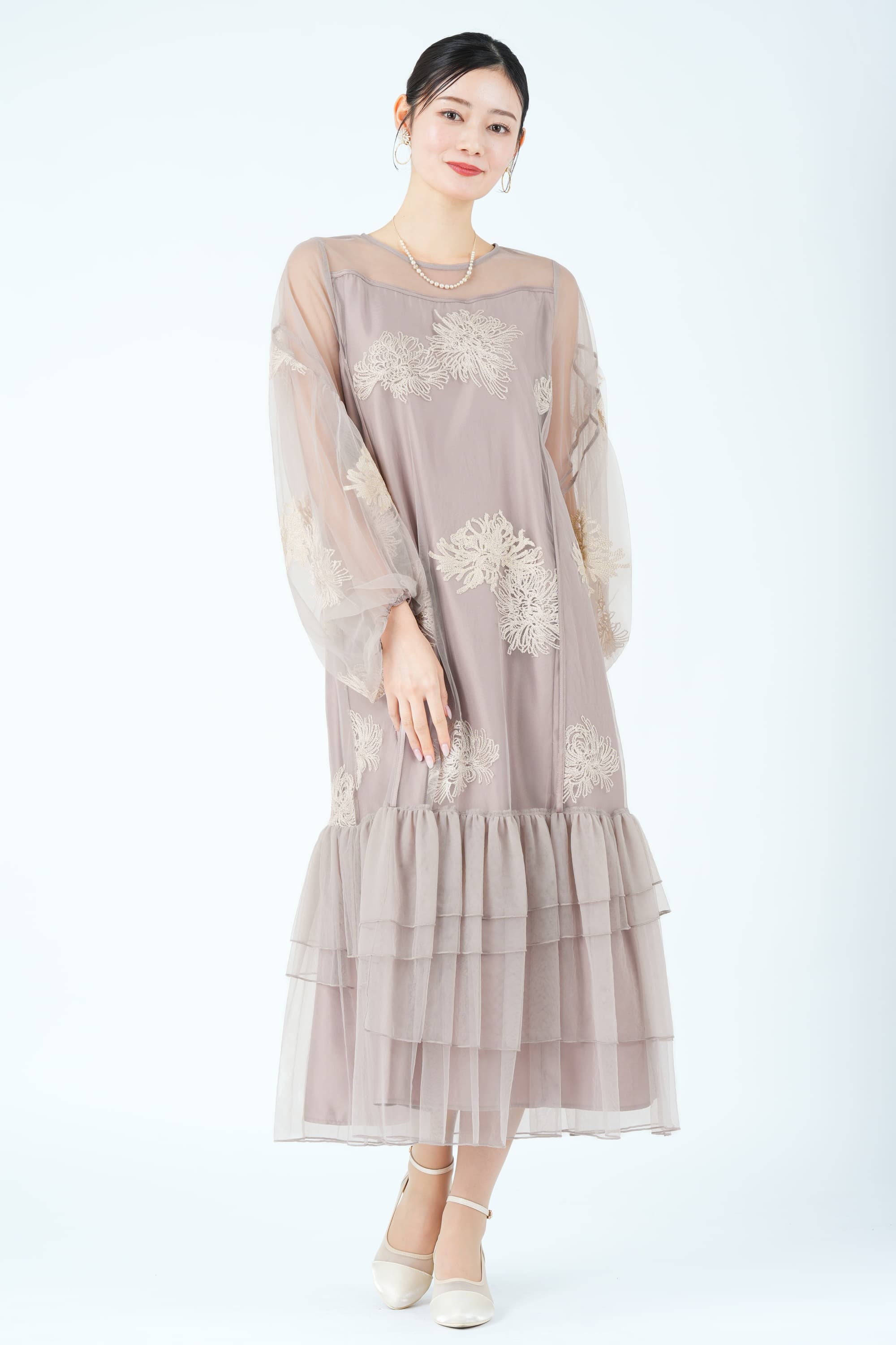 花刺繍バルーンスリーブグレイッシュベージュドレス