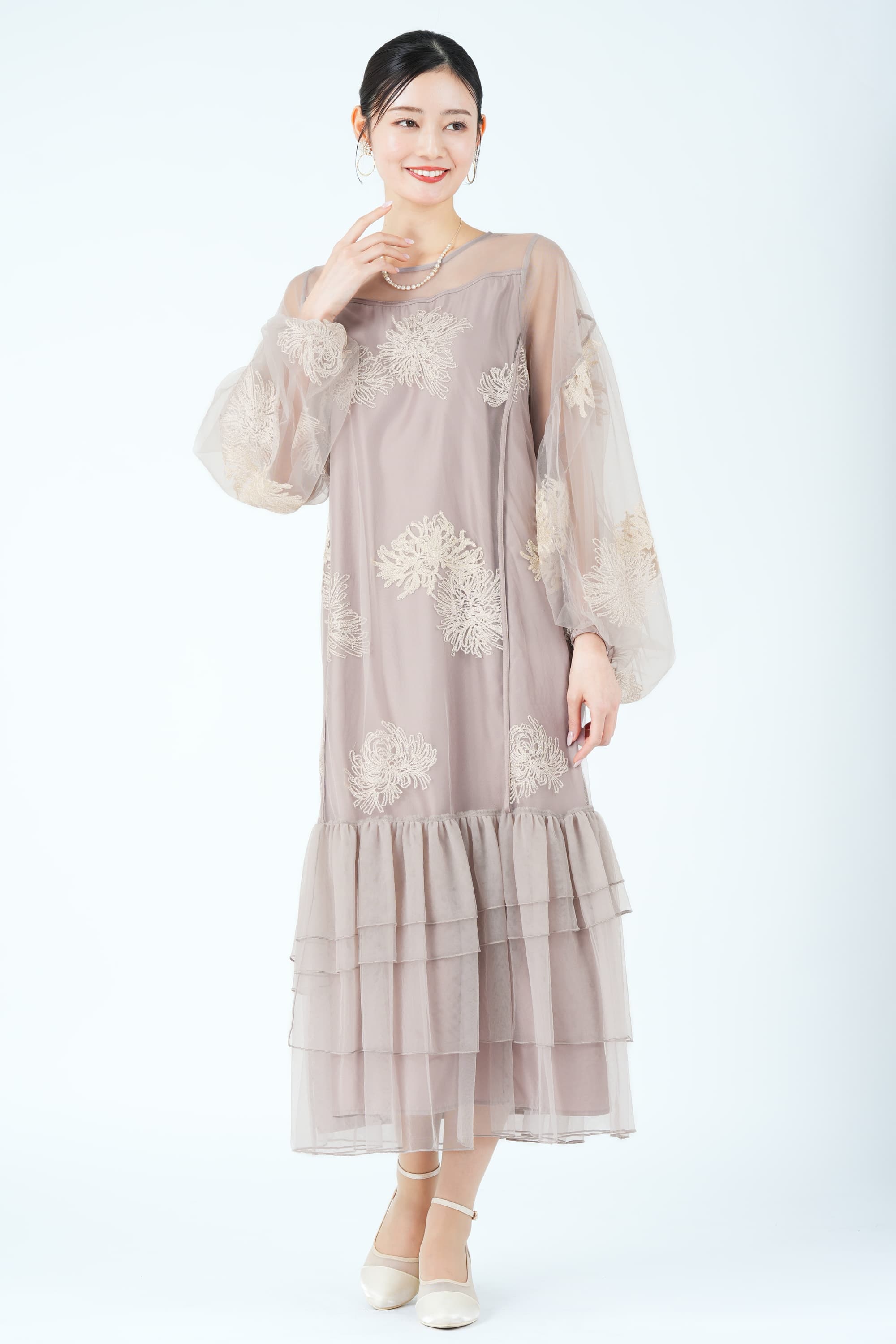 花刺繍バルーンスリーブグレイッシュベージュドレス