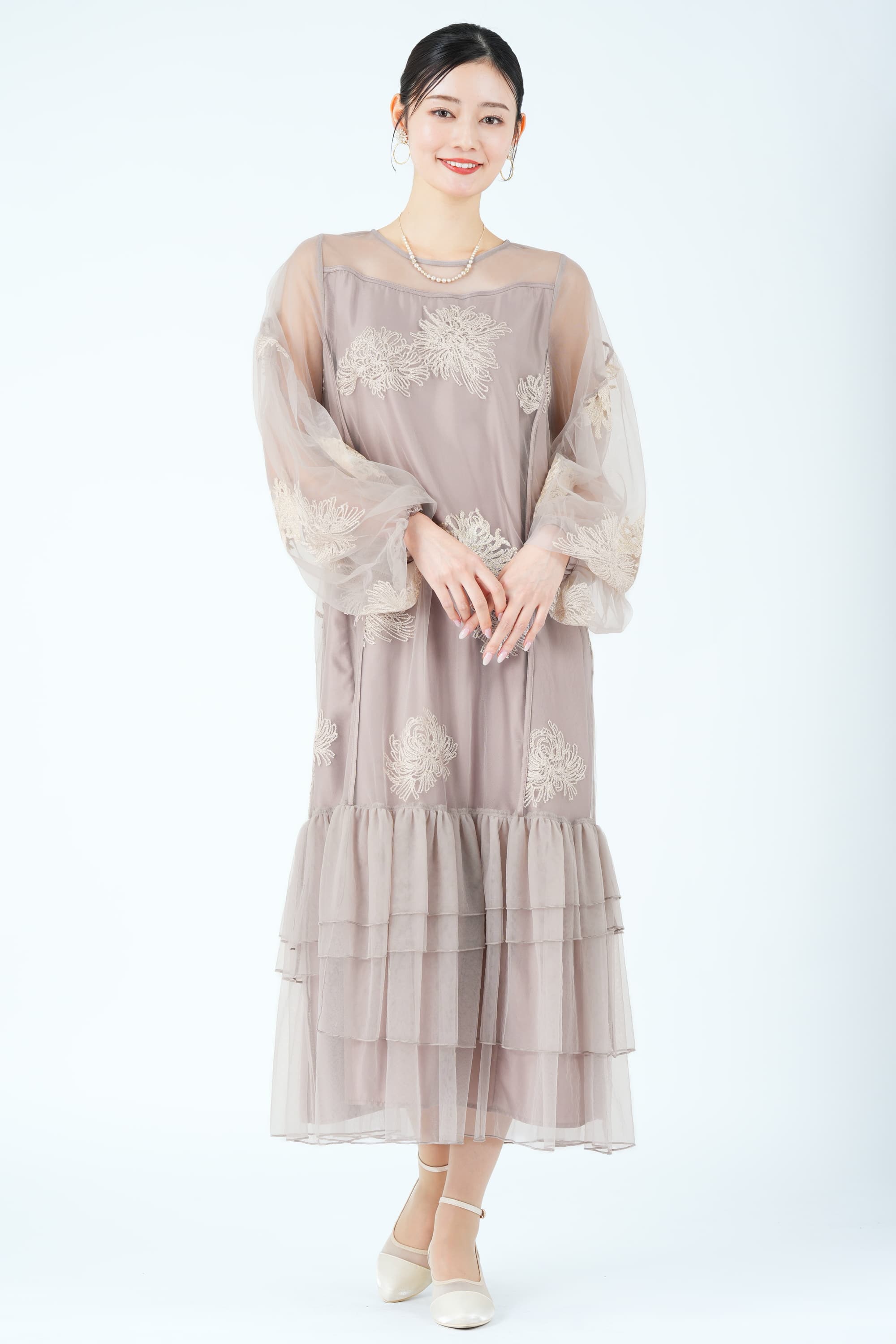 花刺繍バルーンスリーブグレイッシュベージュドレス