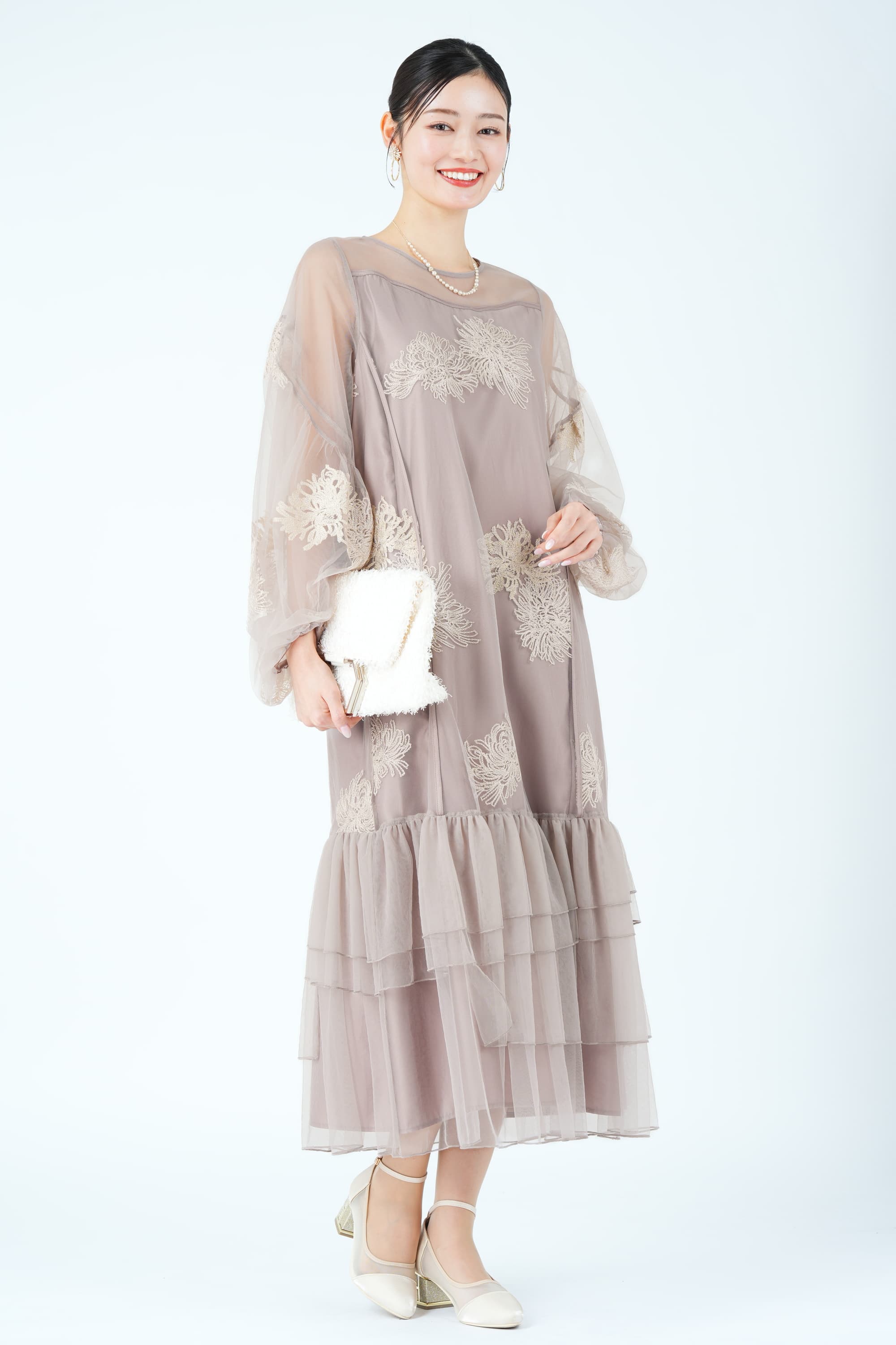 花刺繍バルーンスリーブグレイッシュベージュドレス