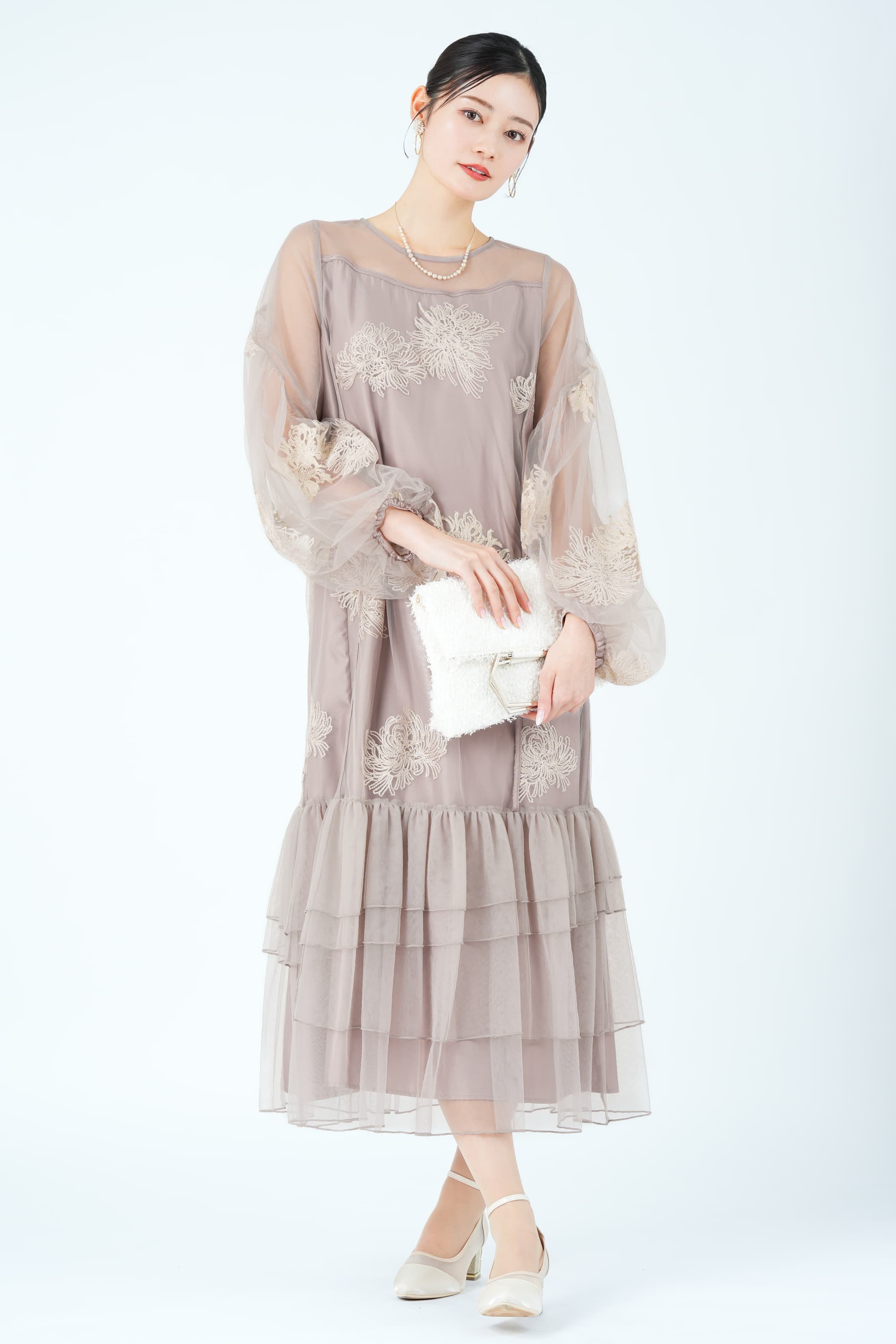 花刺繍バルーンスリーブグレイッシュベージュドレス