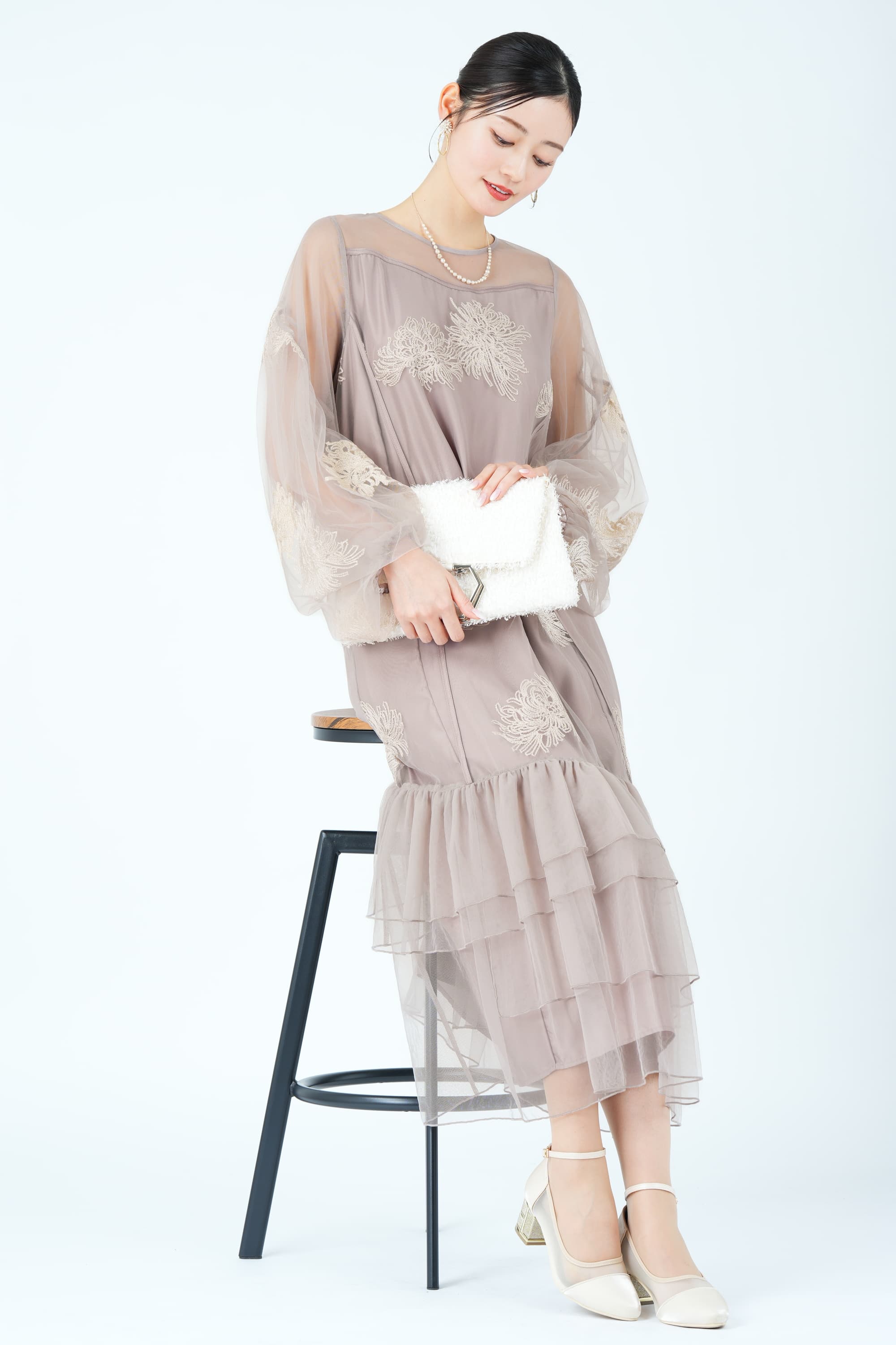 花刺繍バルーンスリーブグレイッシュベージュドレス