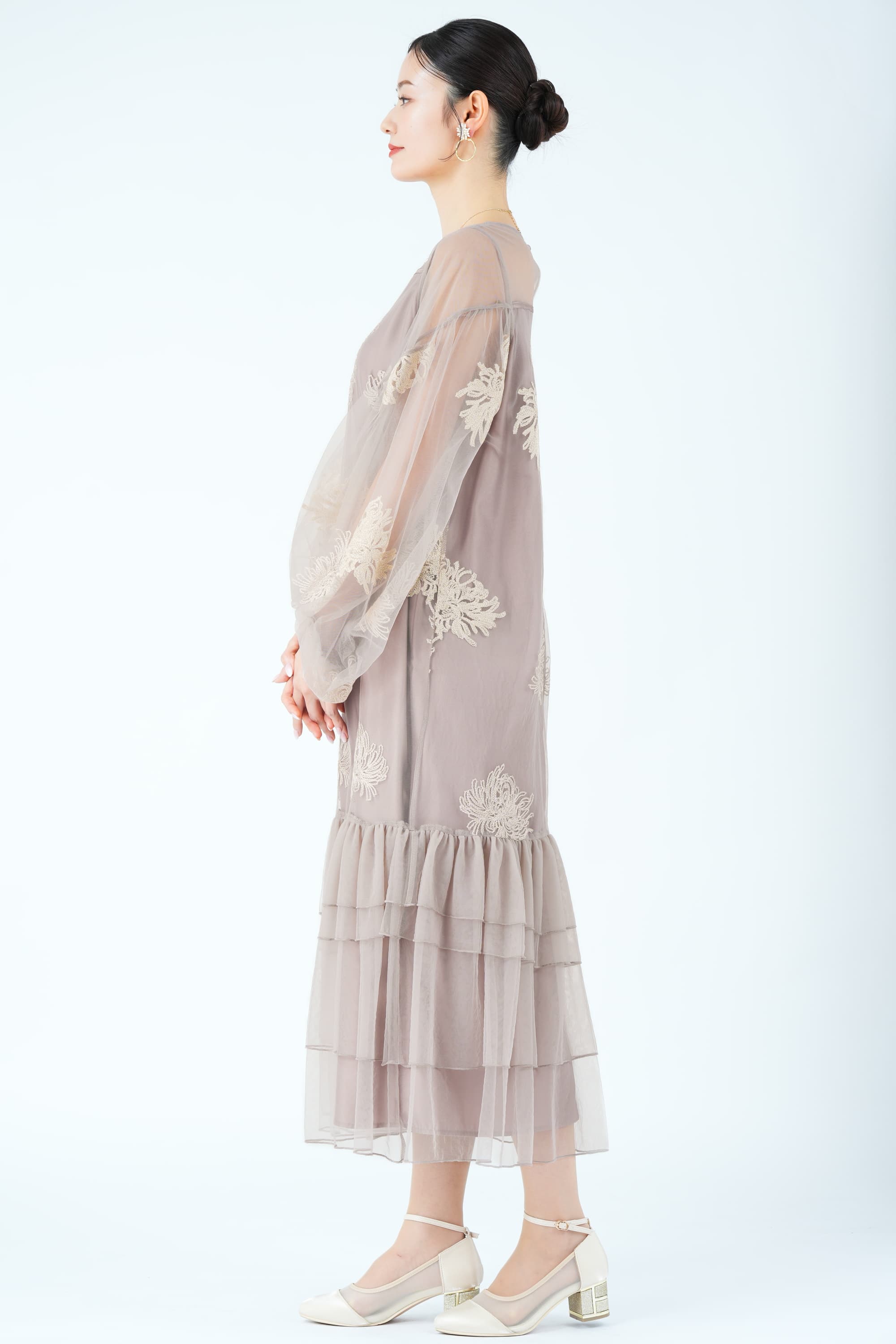 花刺繍バルーンスリーブグレイッシュベージュドレス
