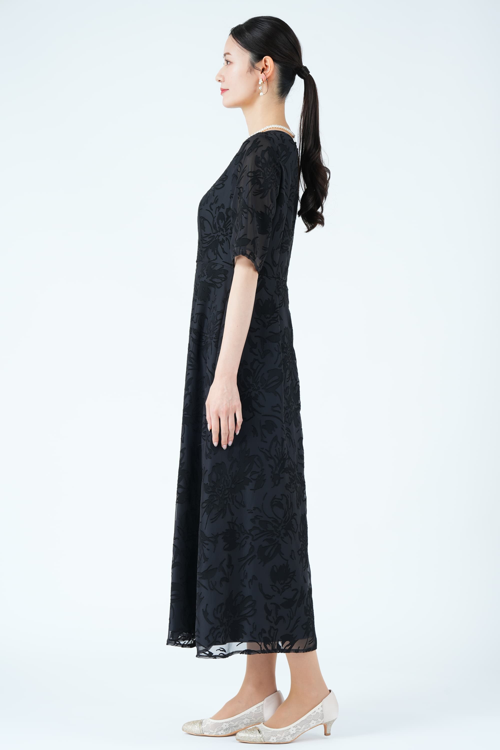 サテンオパール線画フラワーブラックドレス