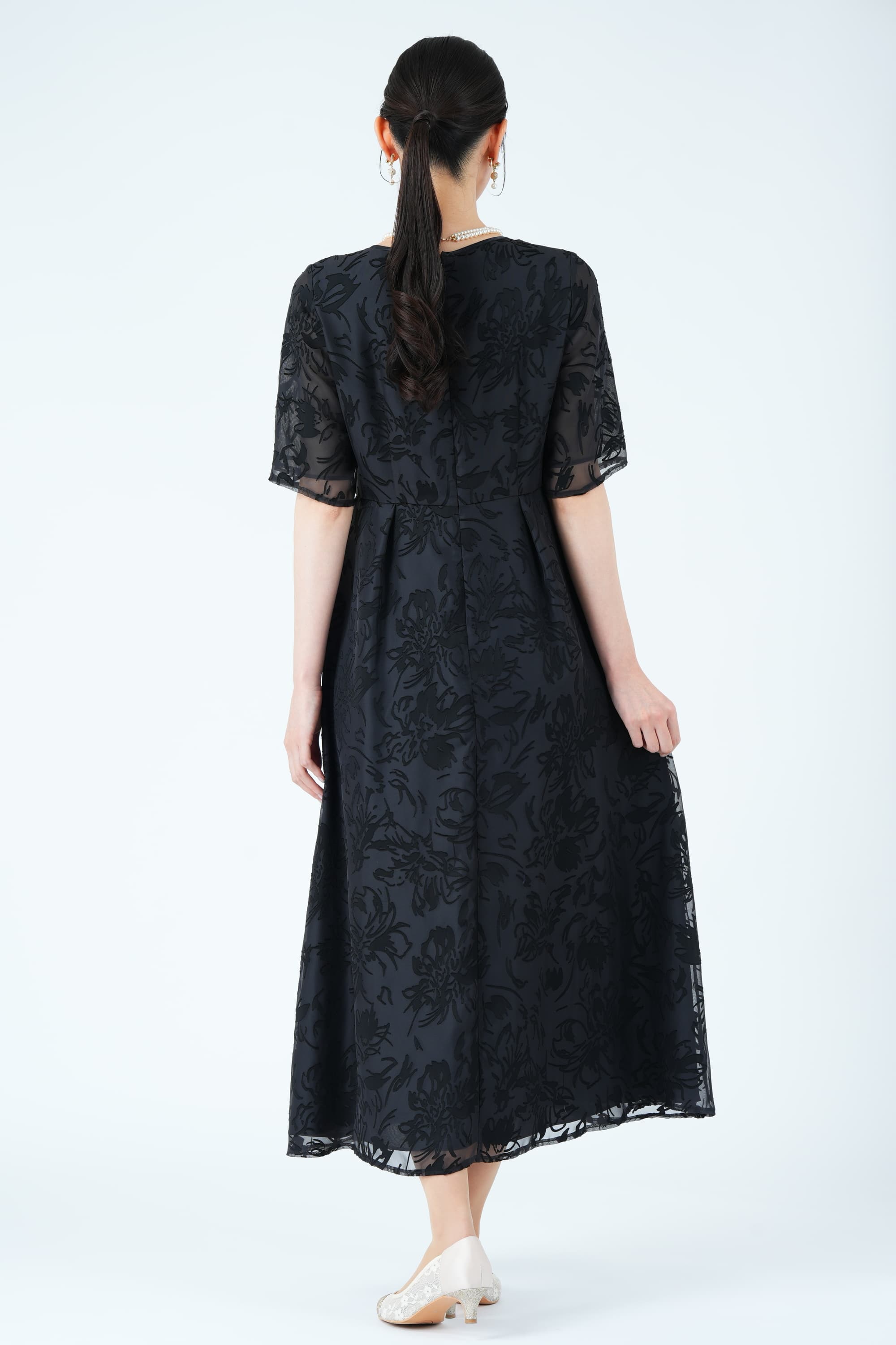サテンオパール線画フラワーブラックドレス
