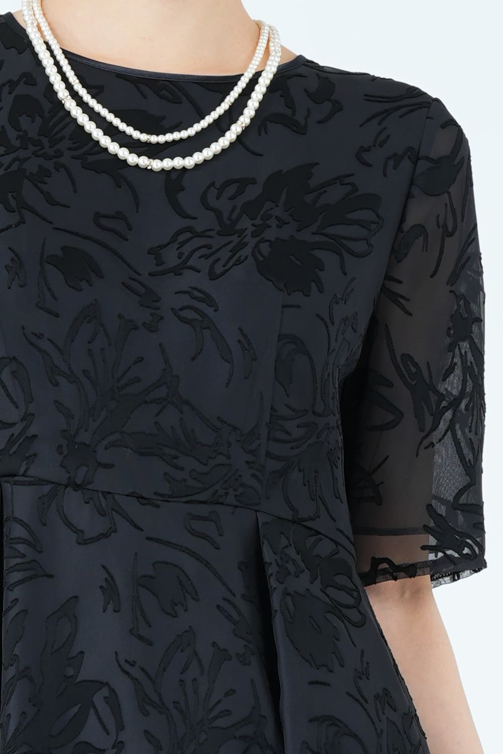 サテンオパール線画フラワーブラックドレス