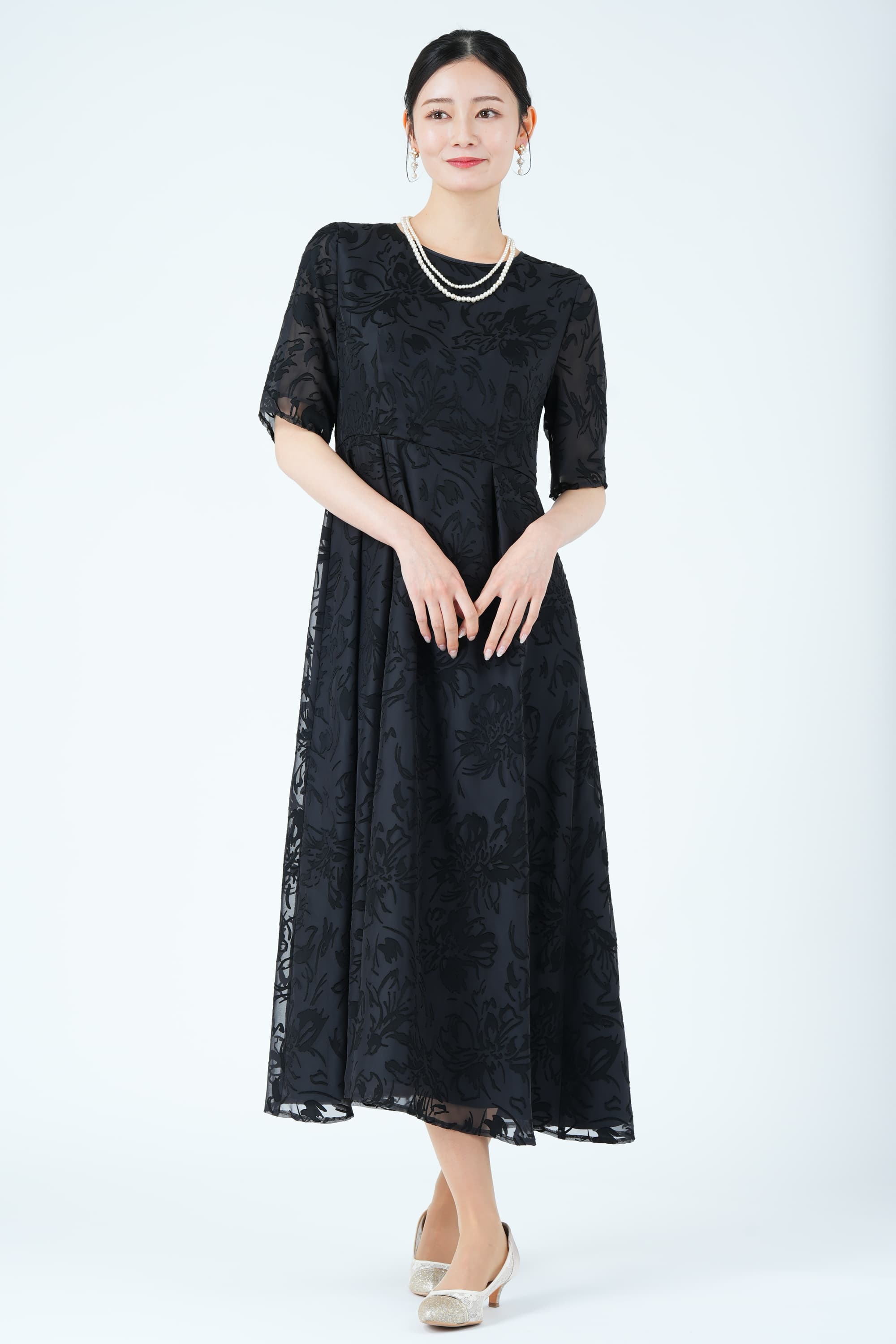 サテンオパール線画フラワーブラックドレス
