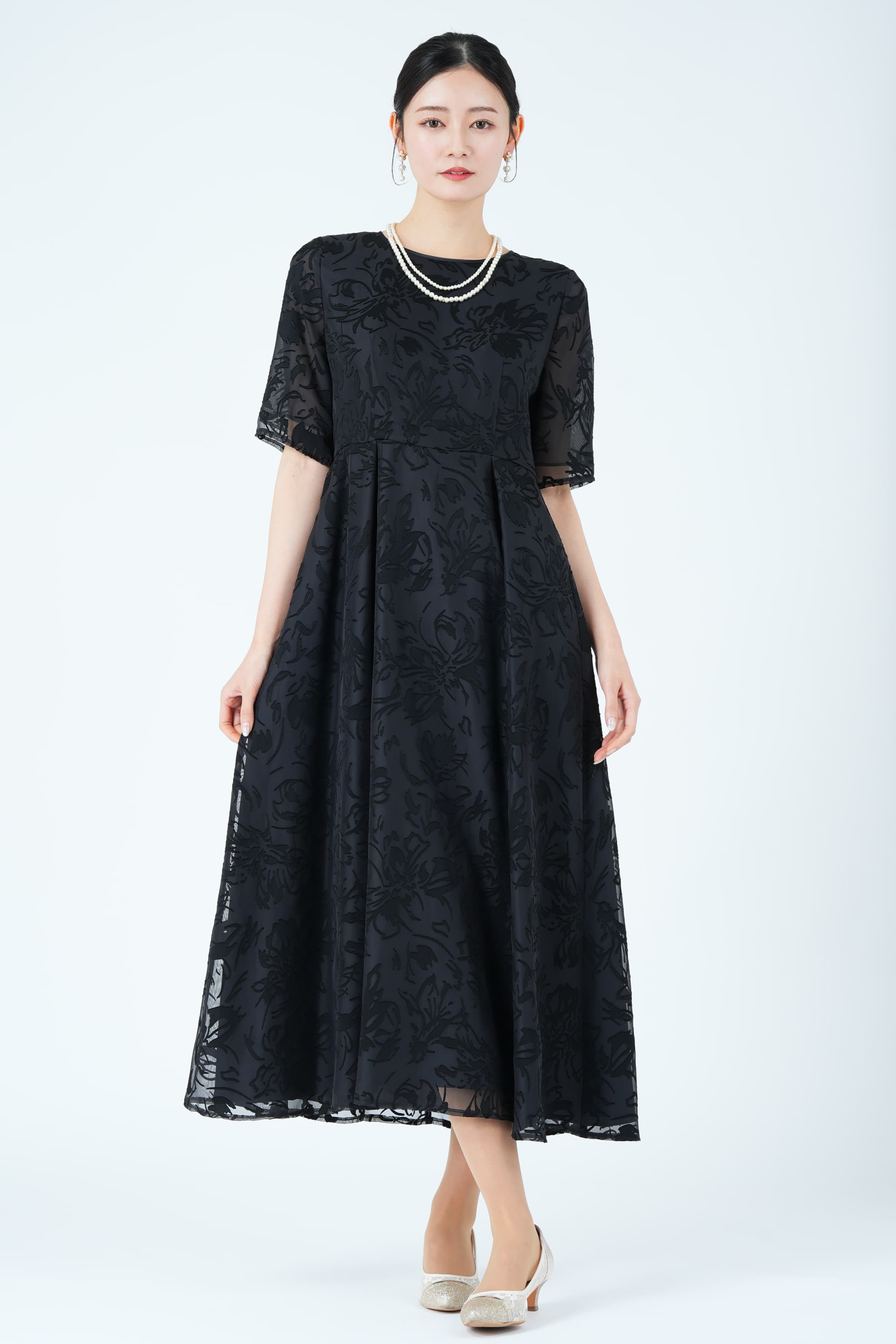 サテンオパール線画フラワーブラックドレス