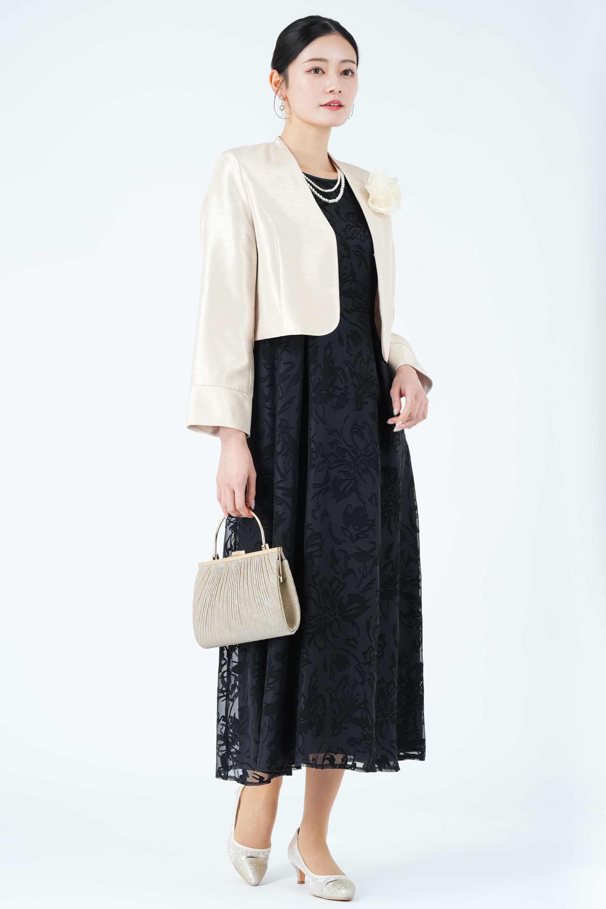 サテンオパール線画フラワーブラックドレス