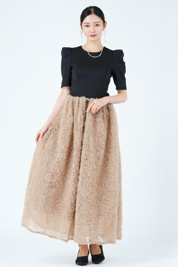 立体フラワーフレアベージュ&times;ブラックドレス