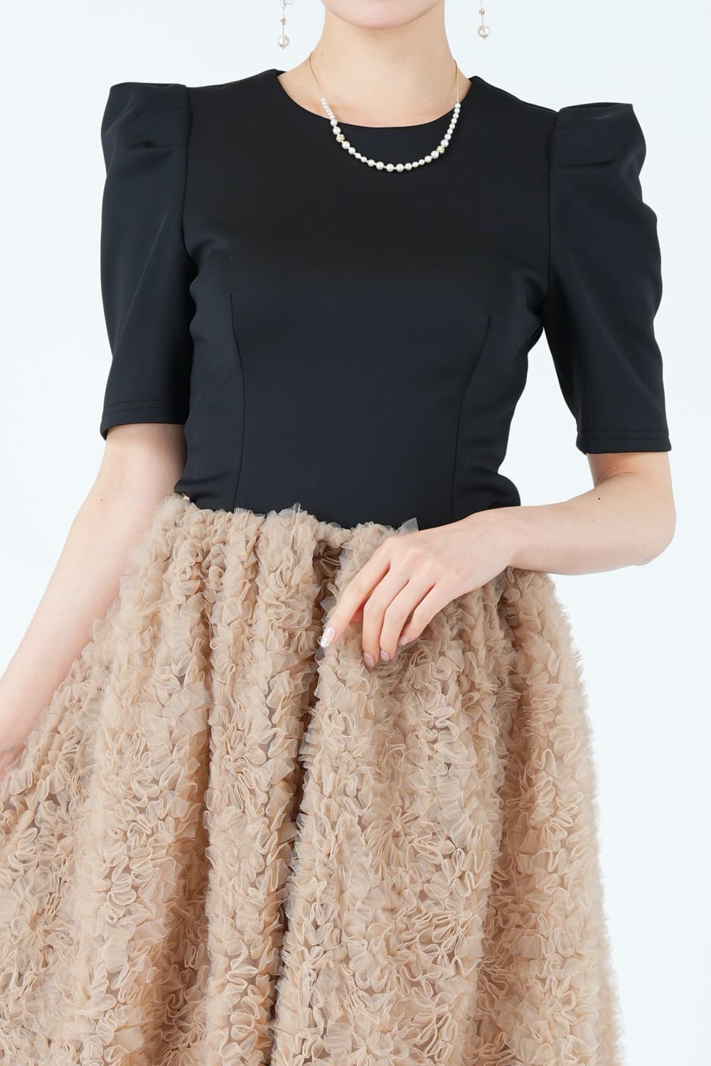 立体フラワーフレアベージュ&times;ブラックドレス