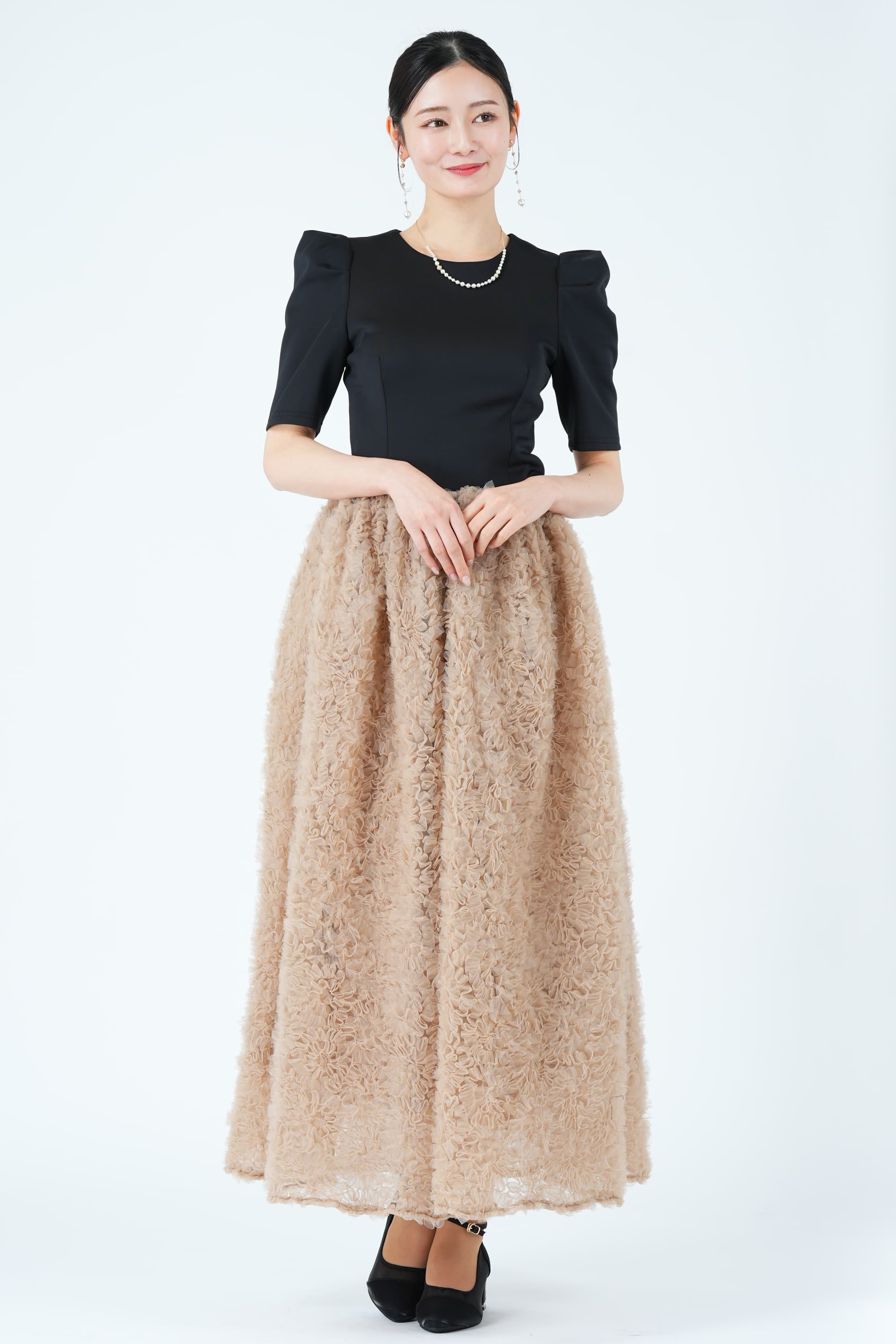 立体フラワーフレアベージュ&times;ブラックドレス