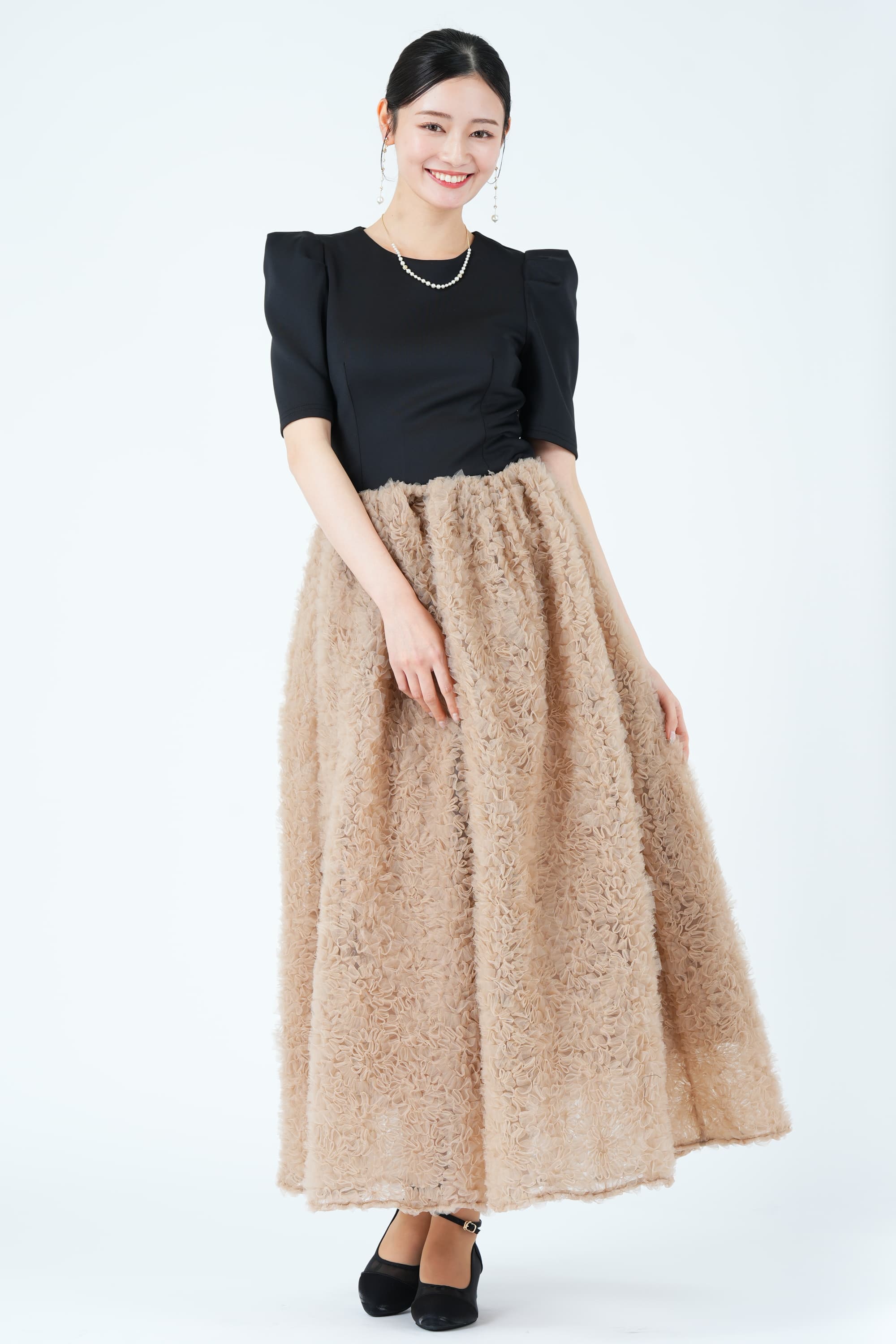 立体フラワーフレアベージュ&times;ブラックドレス