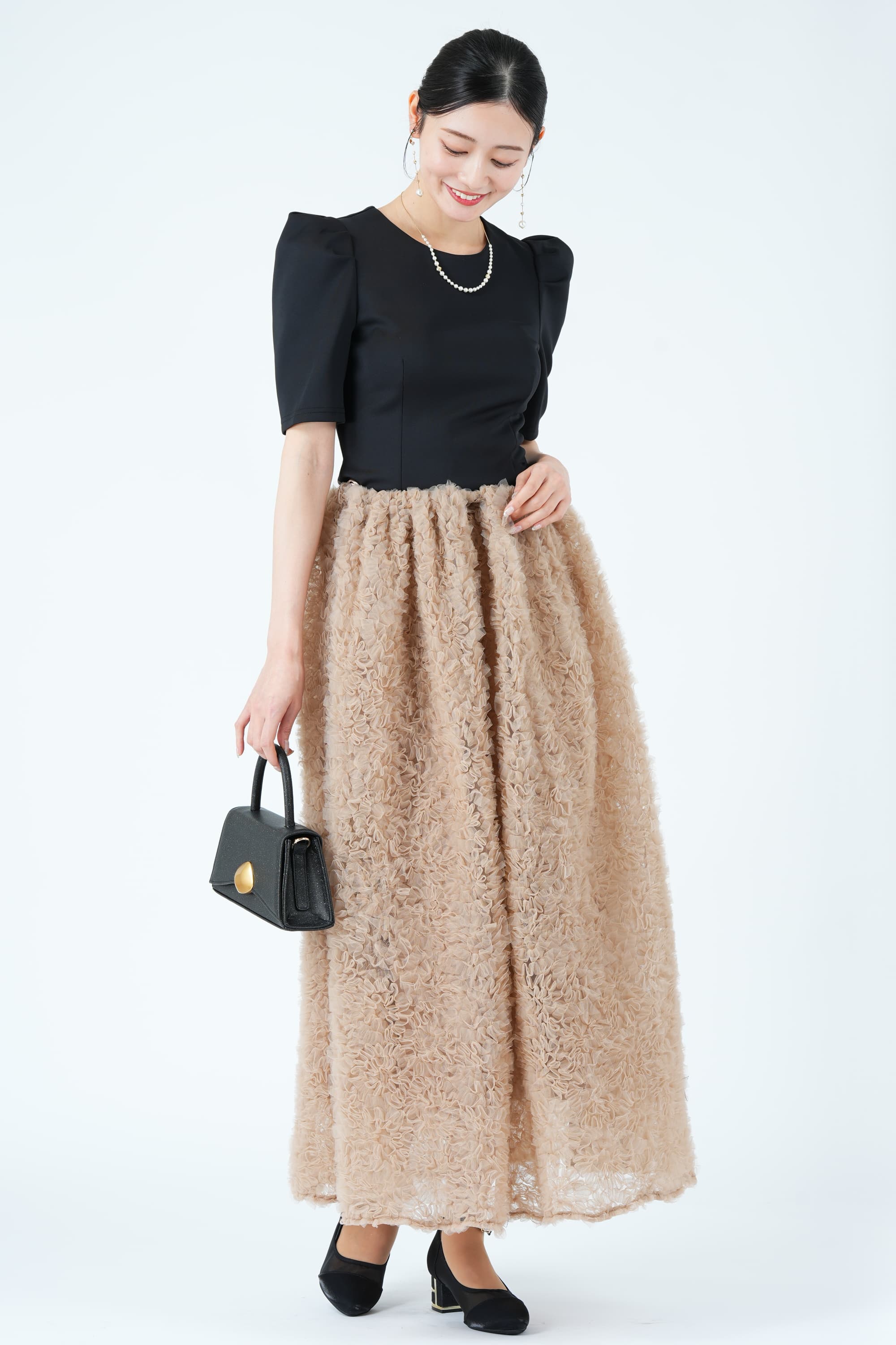 立体フラワーフレアベージュ&times;ブラックドレス