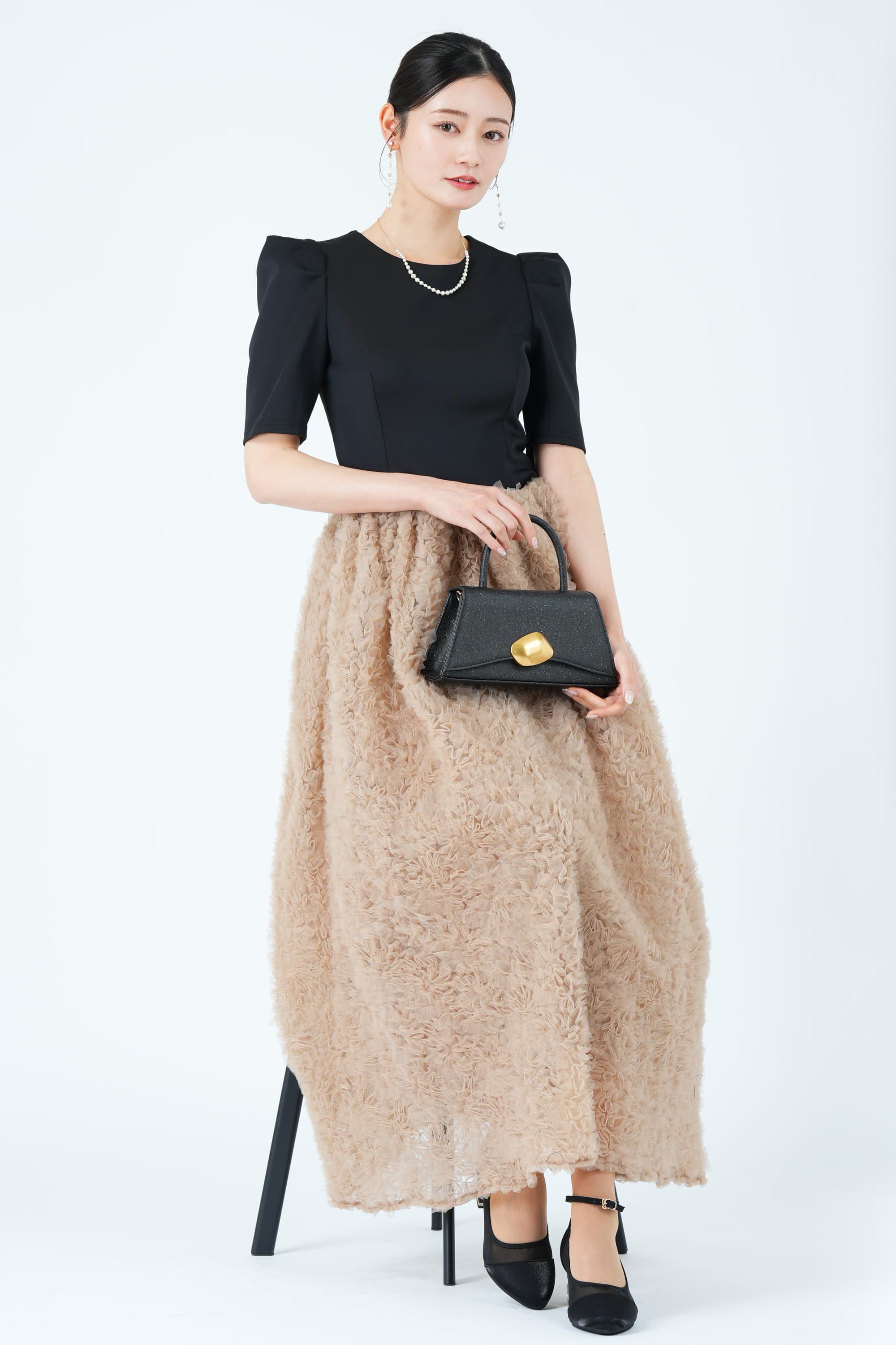 立体フラワーフレアベージュ&times;ブラックドレス