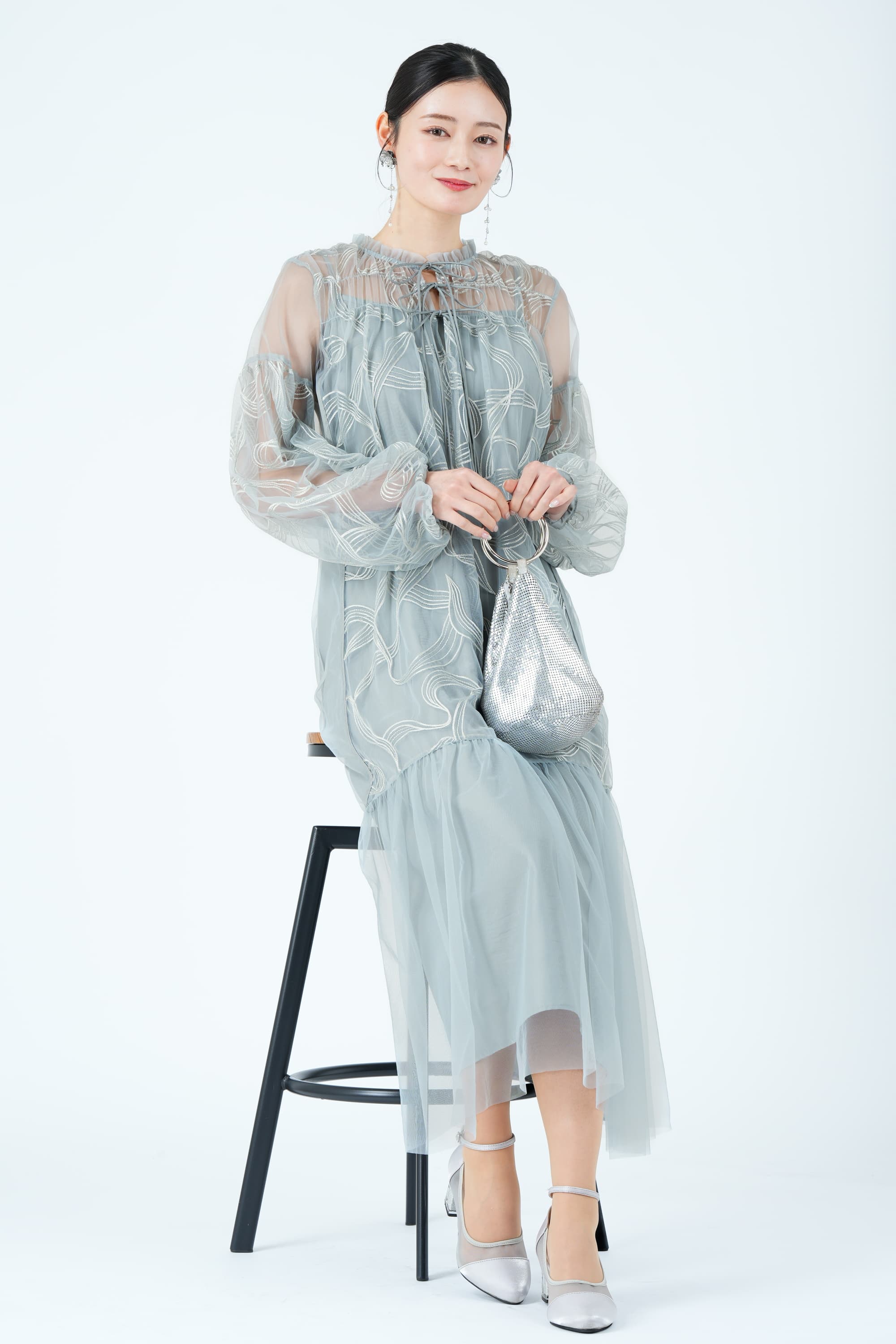 フロートライン刺繍ブルードレス