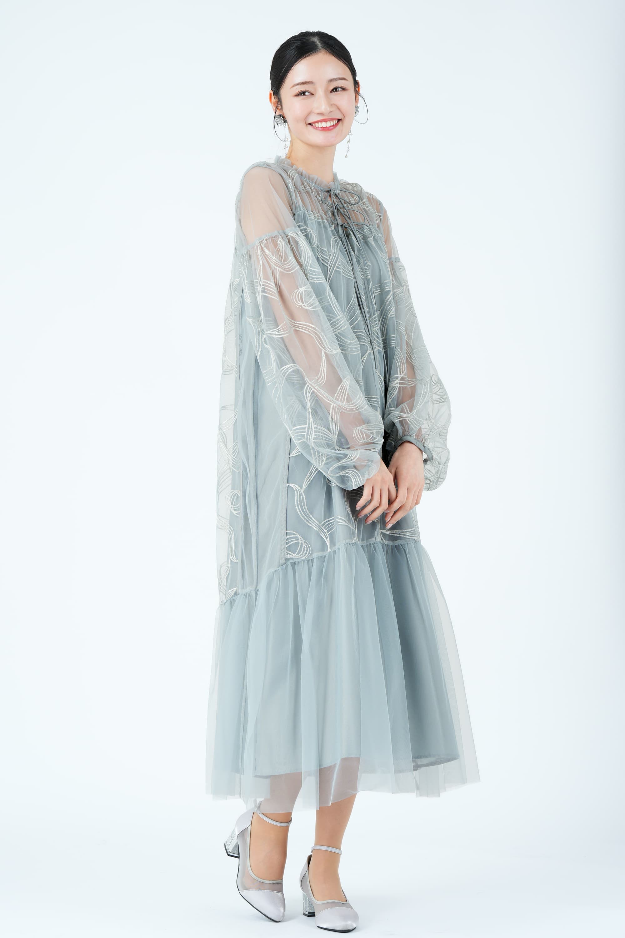 フロートライン刺繍ブルードレス