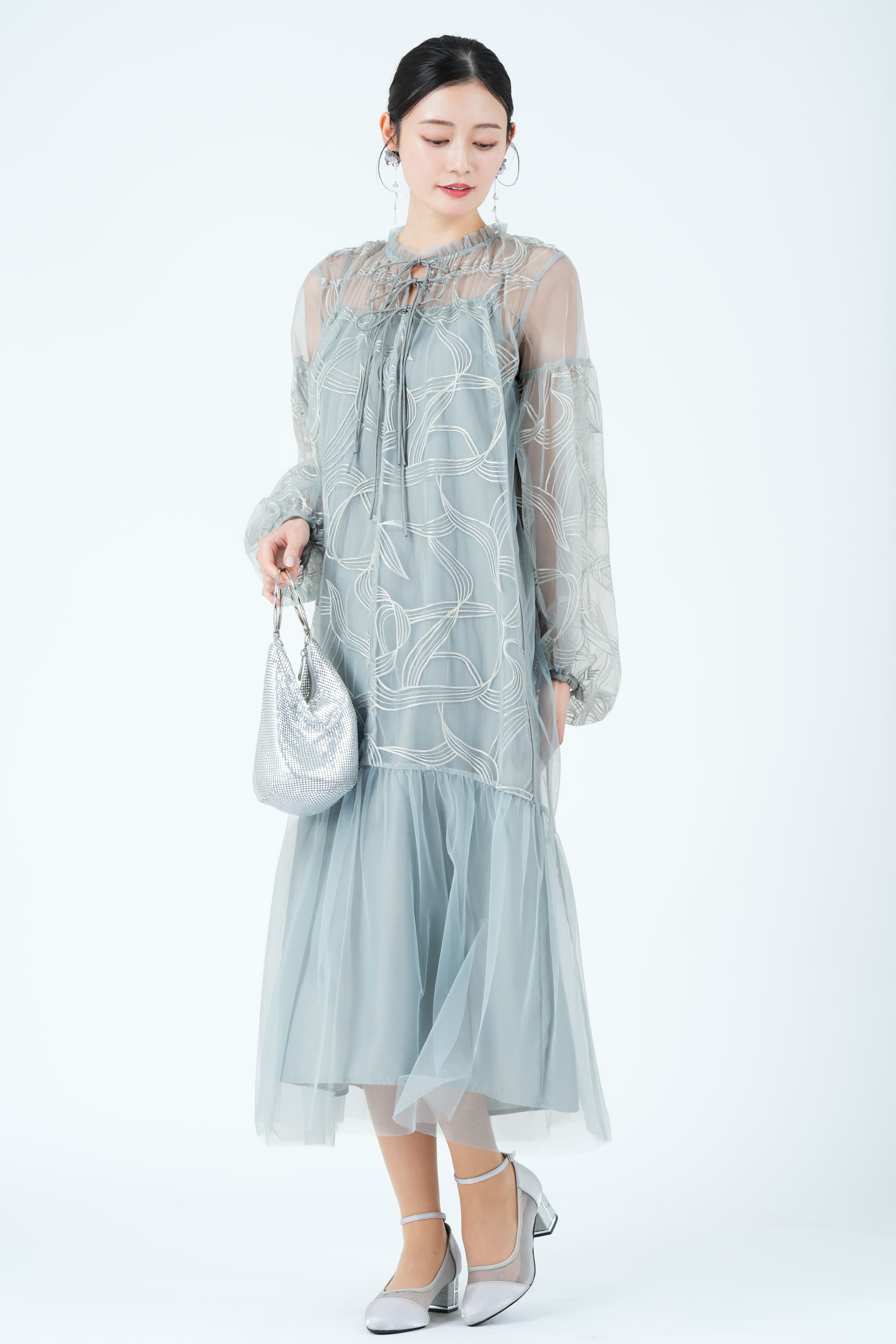 フロートライン刺繍ブルードレス