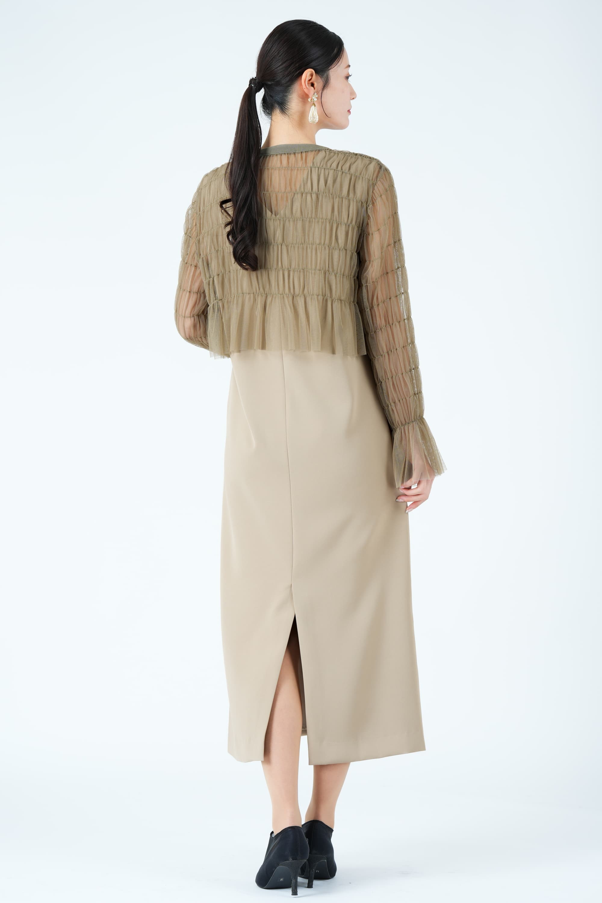 シャーリングチュールブラウス付きベージュドレス
