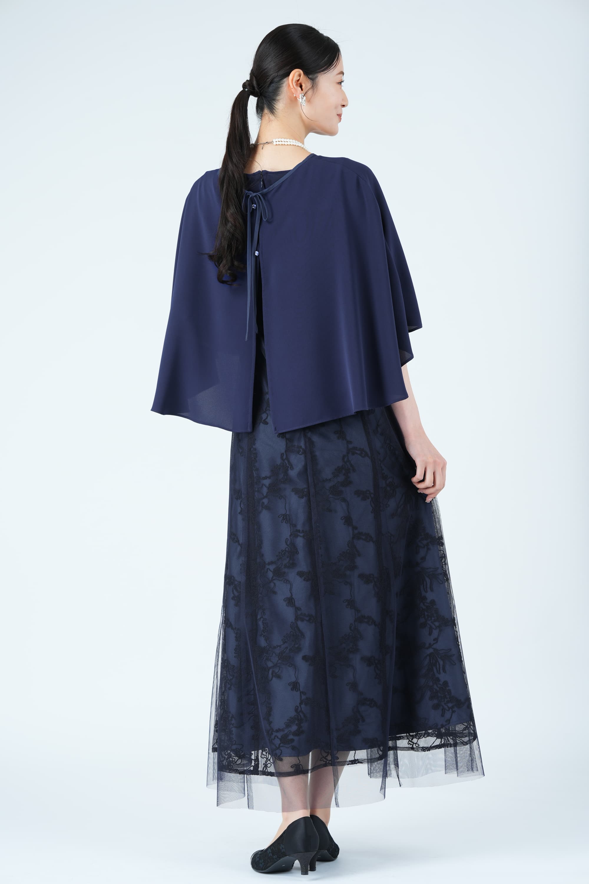 シフォンケープ&times;コード刺繍ネイビードレス