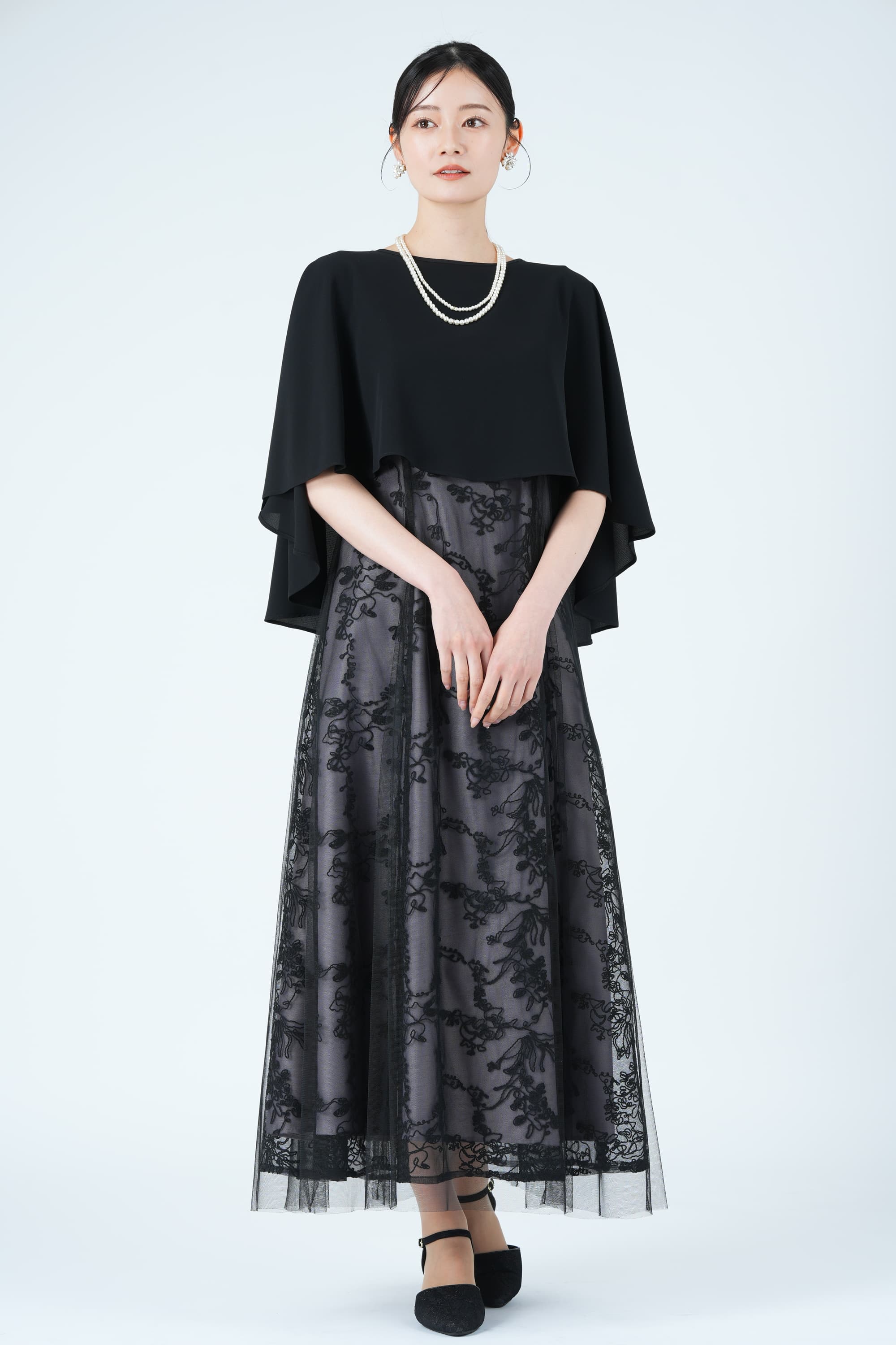 LACOUPE シフォンケープ×コード刺繍ブラックドレス (M〜L) をレンタル