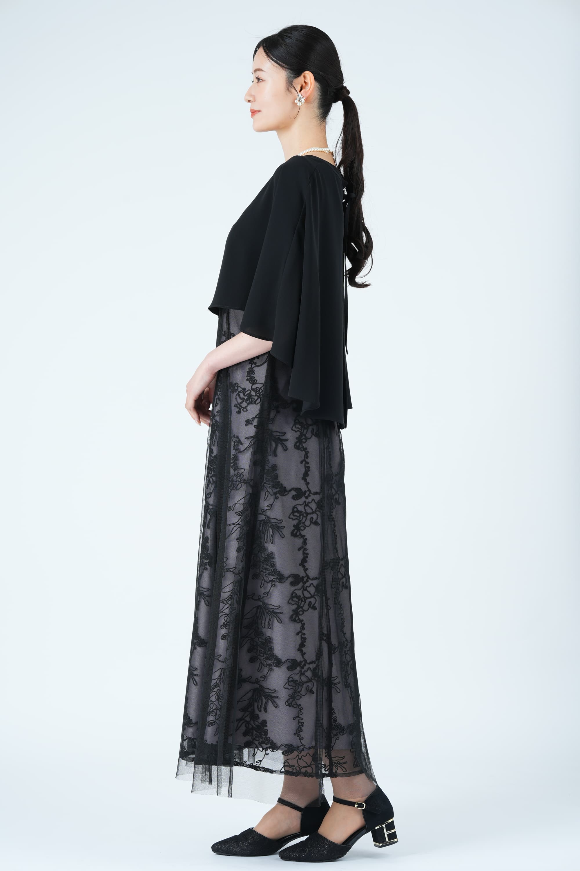 シフォンケープ&times;コード刺繍ブラックドレス