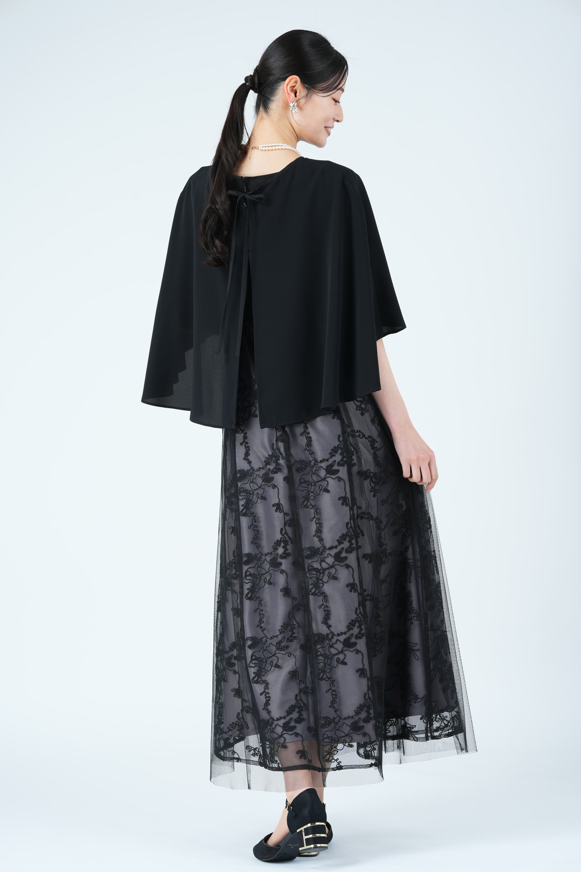シフォンケープ&times;コード刺繍ブラックドレス