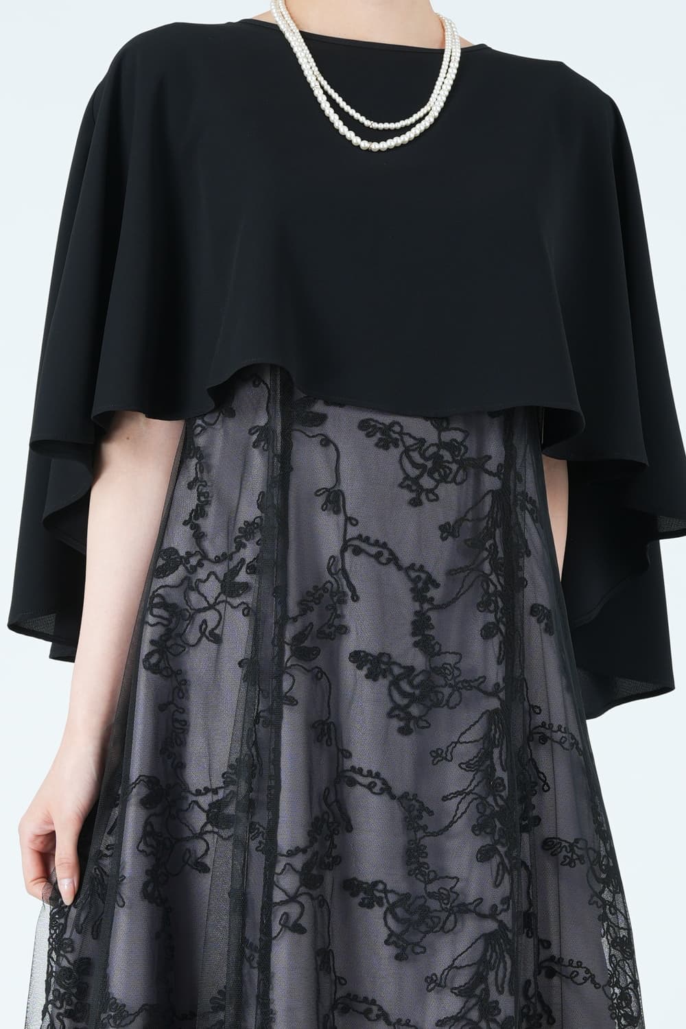 シフォンケープ&times;コード刺繍ブラックドレス