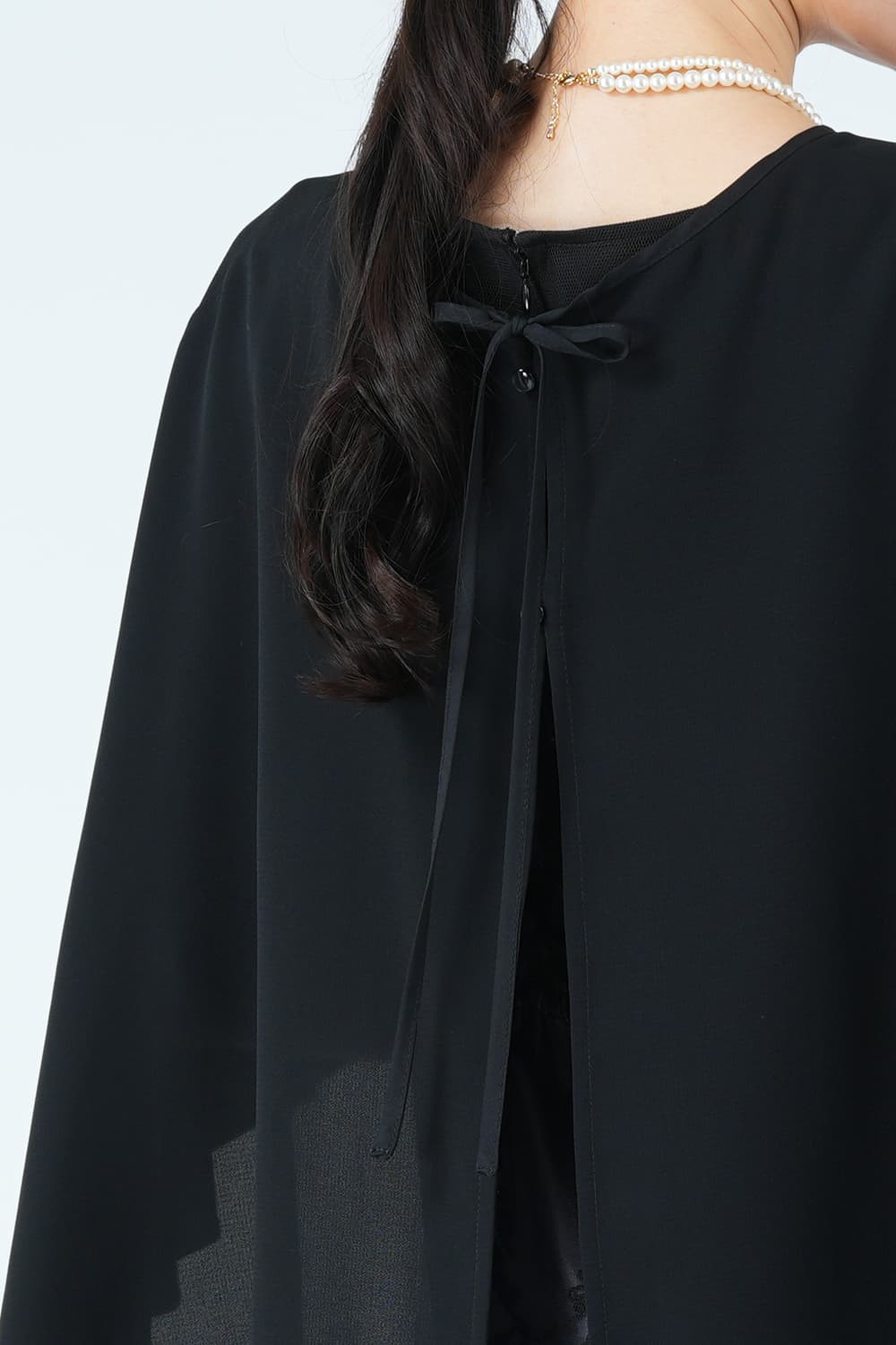 LACOUPE シフォンケープ×コード刺繍ブラックドレス (M〜L) をレンタル