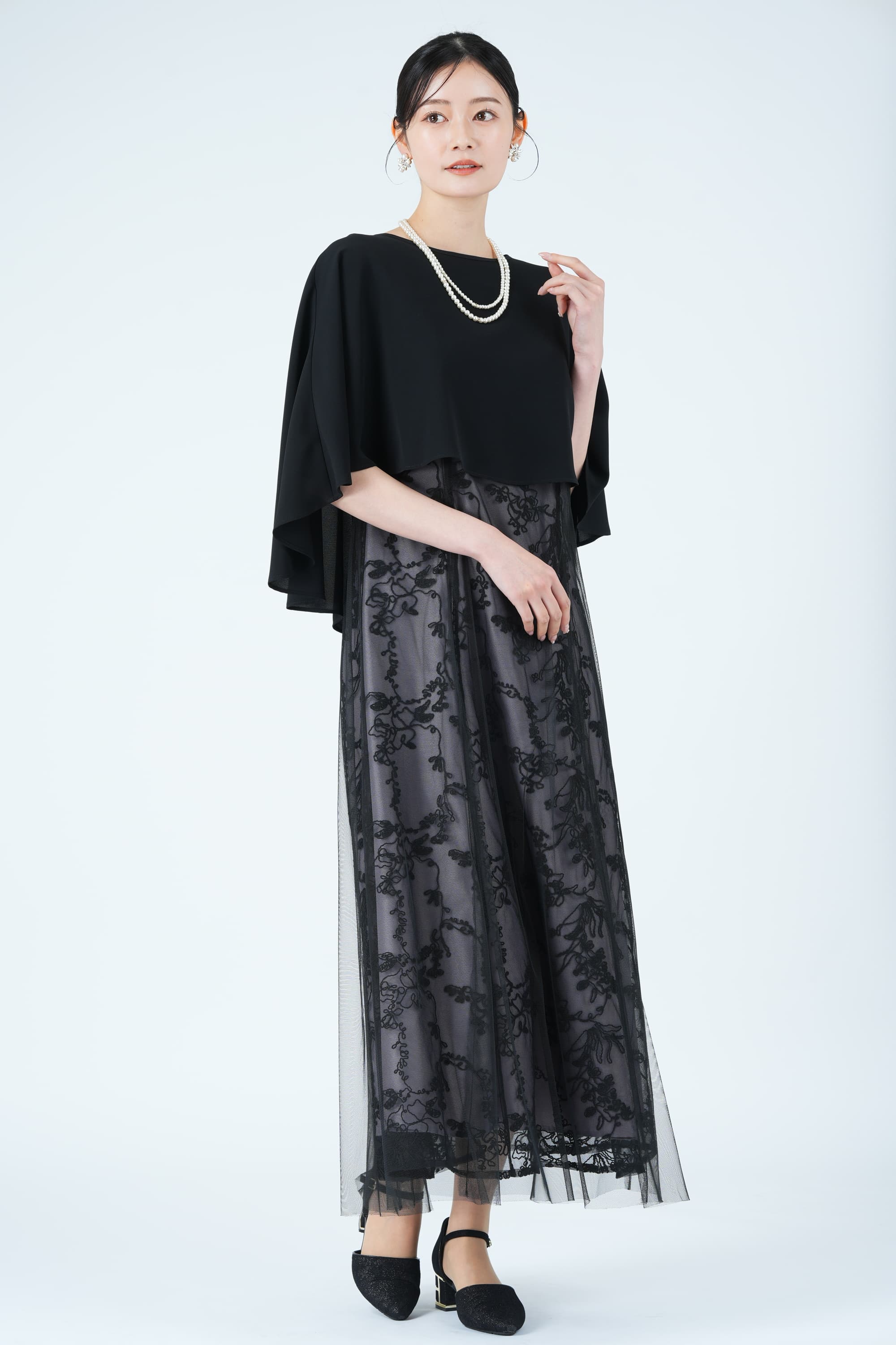 シフォンケープ&times;コード刺繍ブラックドレス