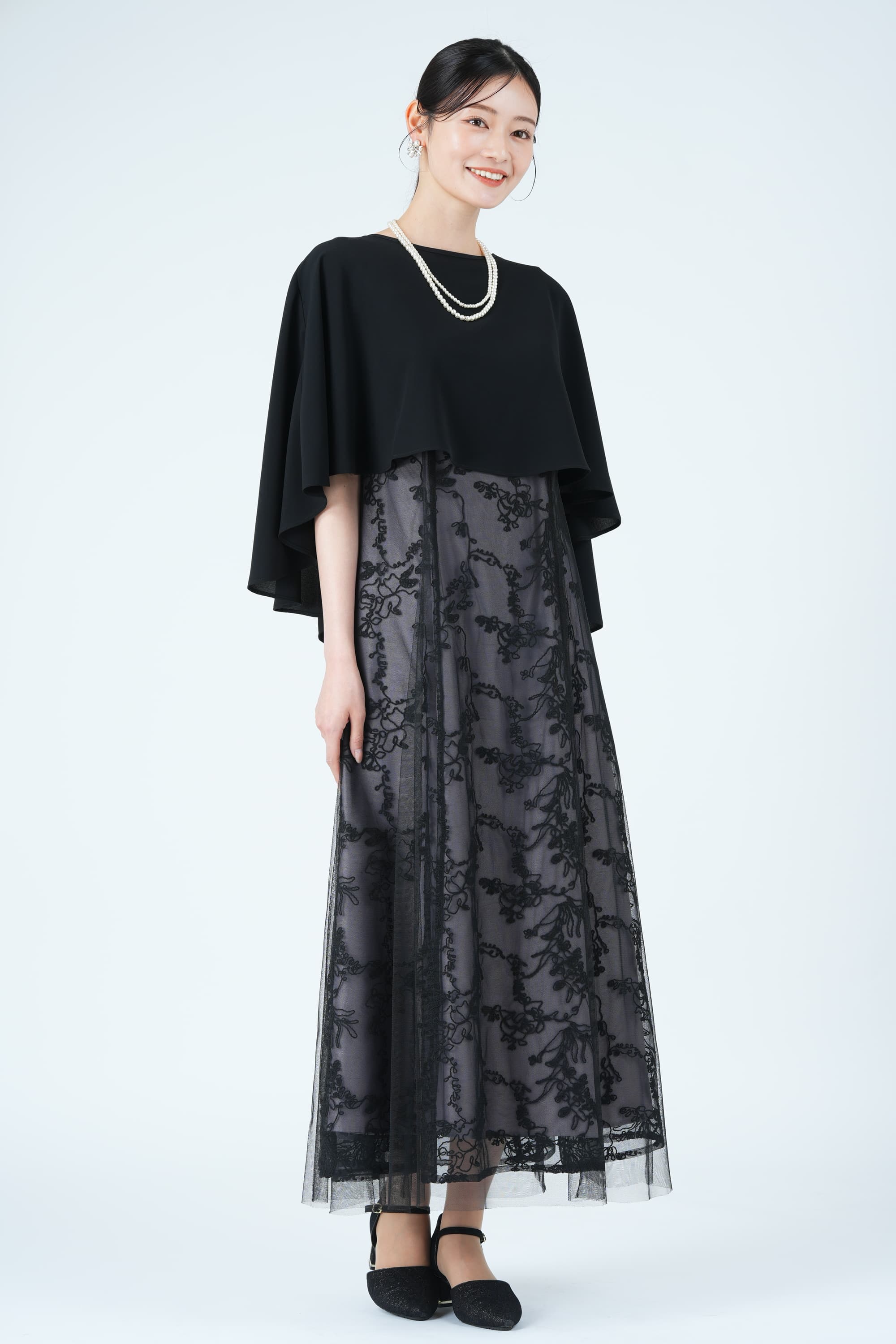 シフォンケープ&times;コード刺繍ブラックドレス