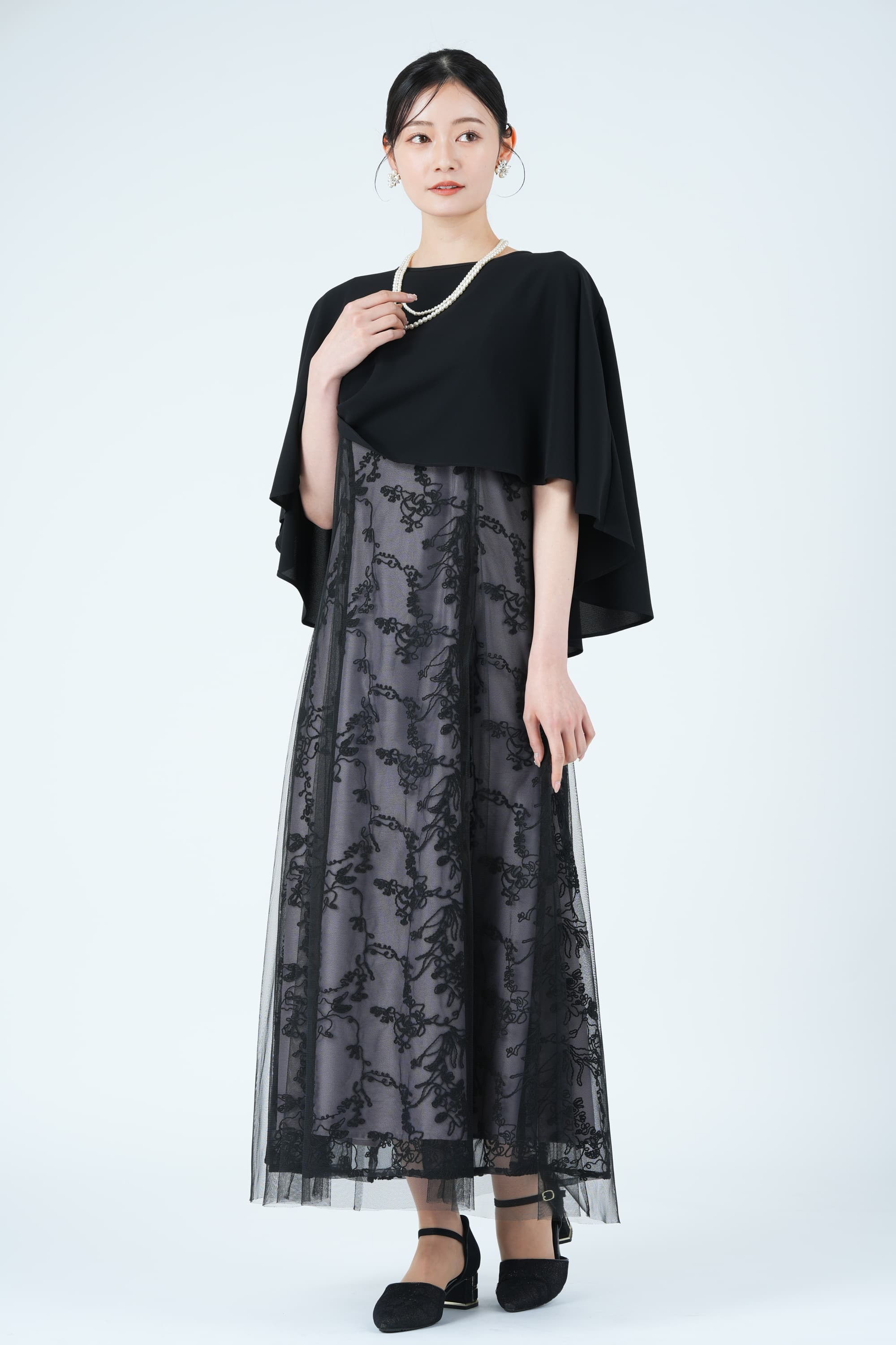 シフォンケープ&times;コード刺繍ブラックドレス