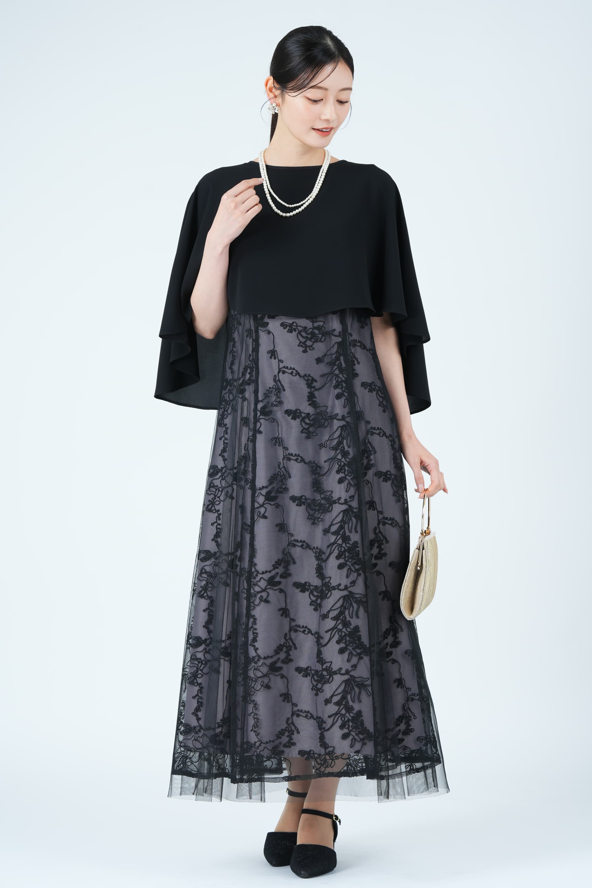 シフォンケープ&times;コード刺繍ブラックドレス