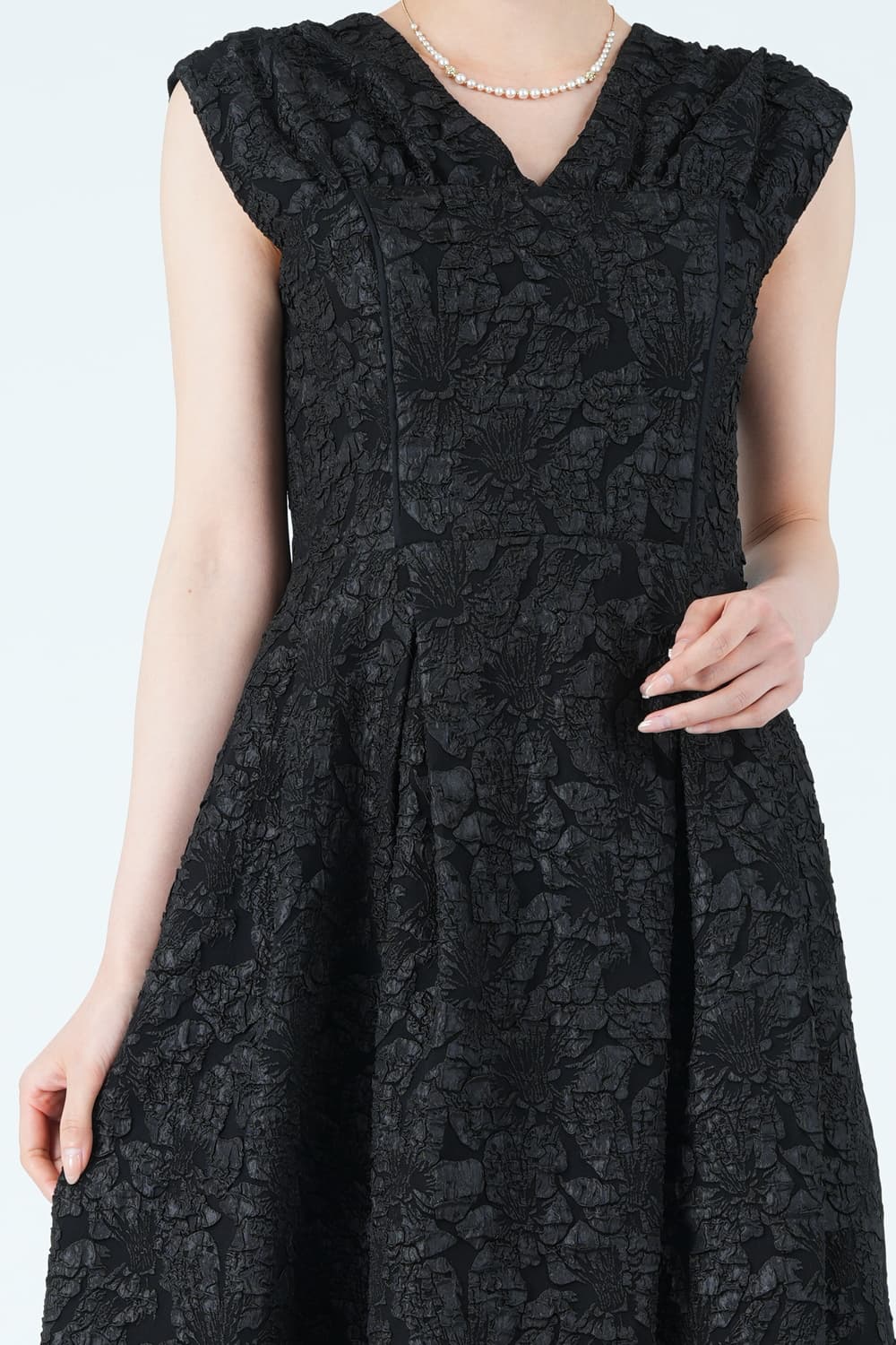 フラワー柄ふくれジャガードブラックドレス