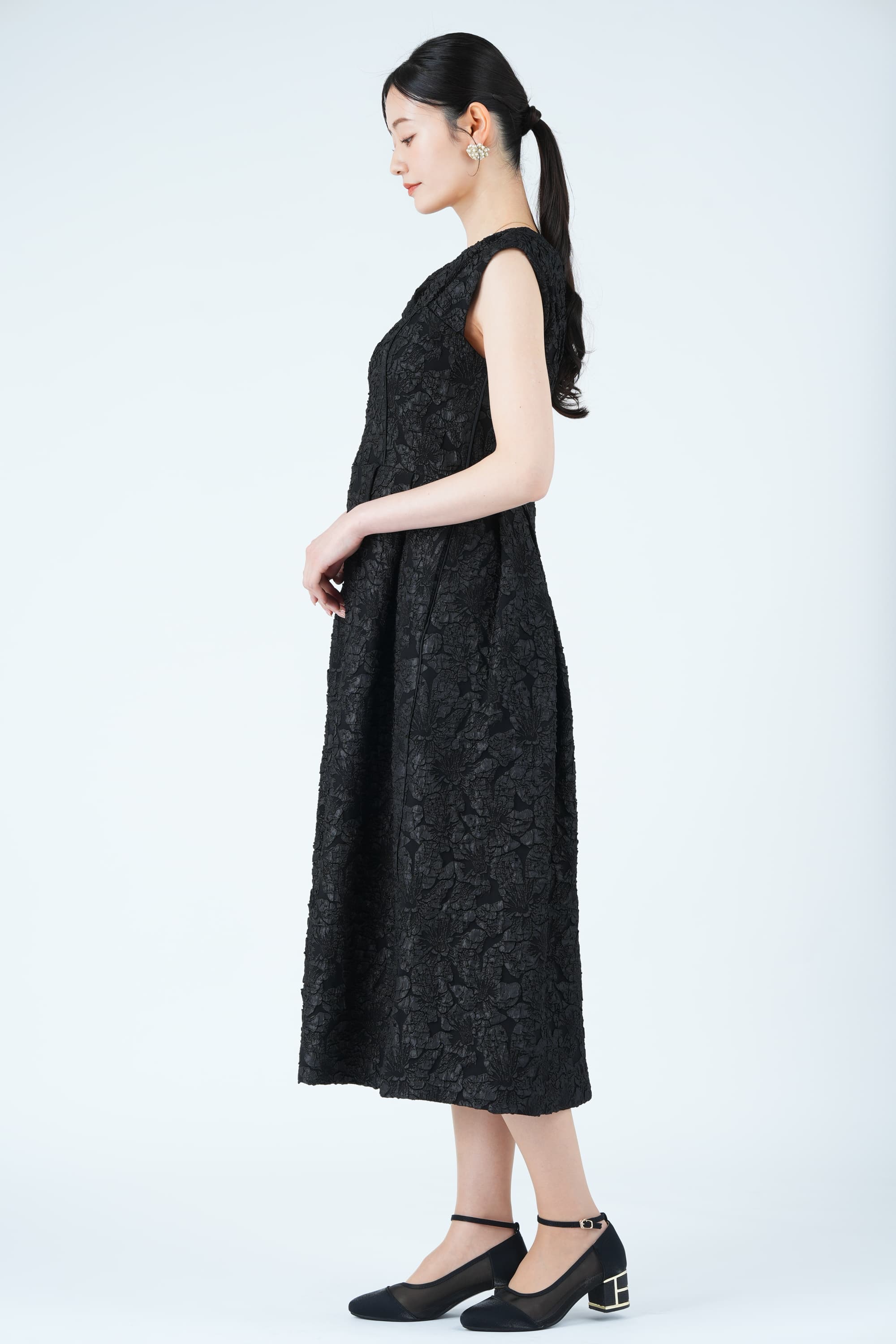 フラワー柄ふくれジャガードブラックドレス