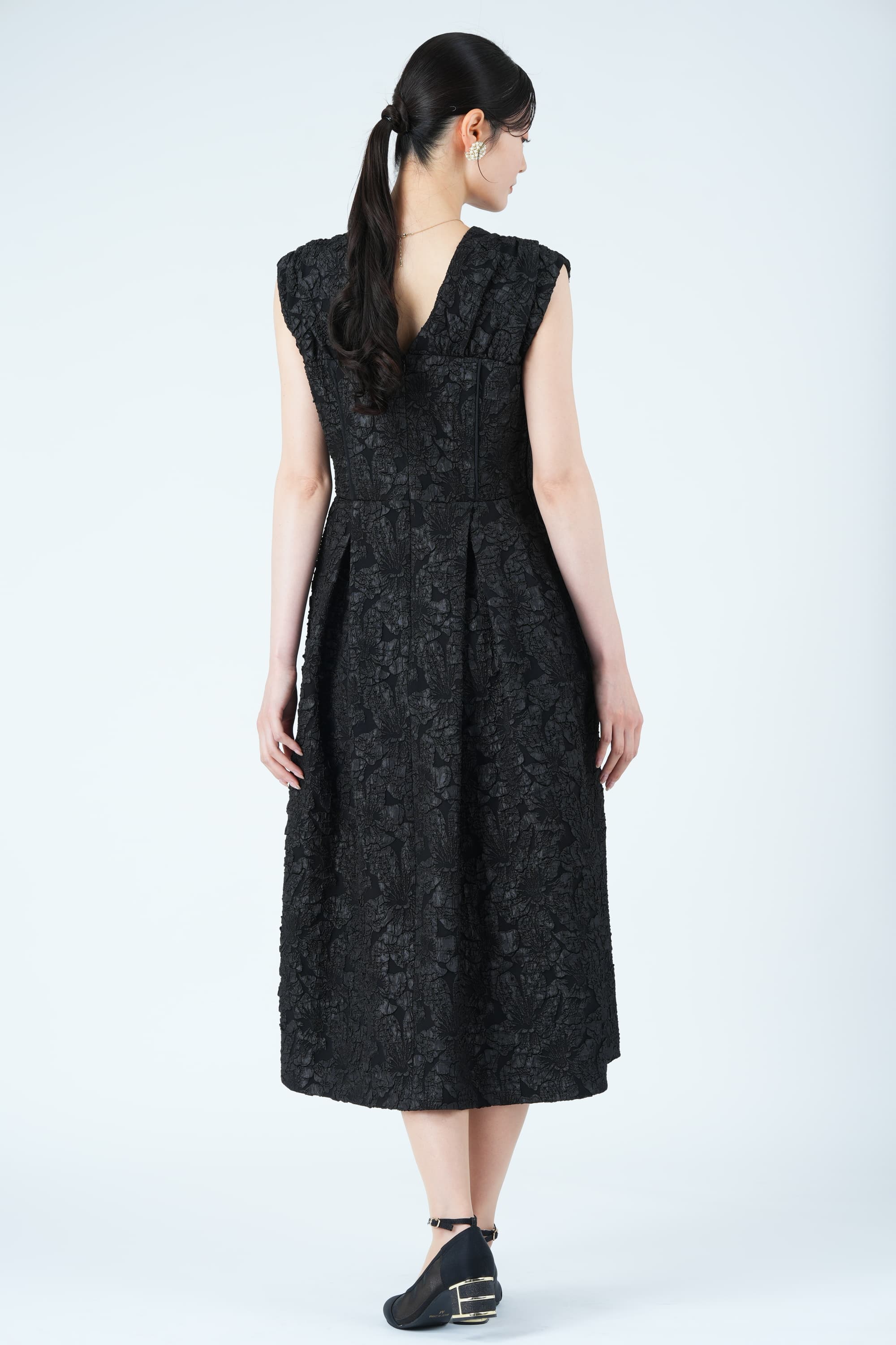 フラワー柄ふくれジャガードブラックドレス