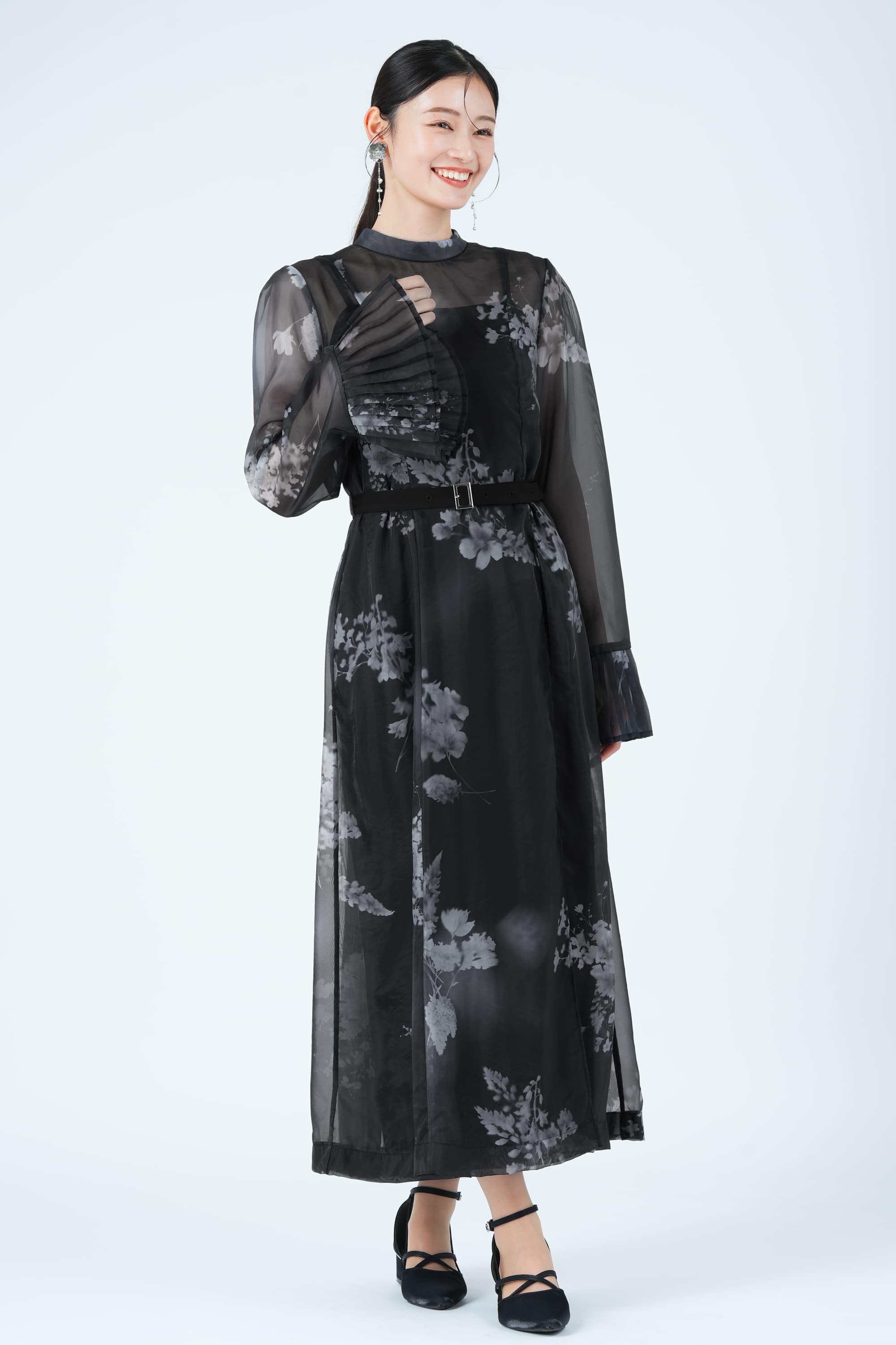 ペインティングフラワーブラックドレス