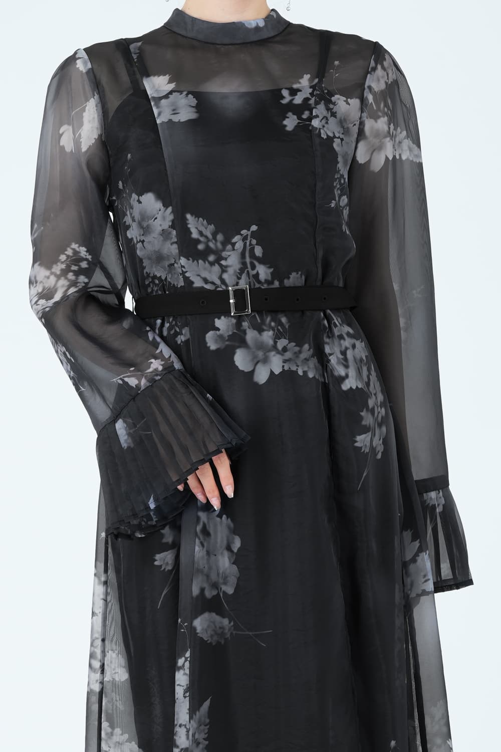 ペインティングフラワーブラックドレス